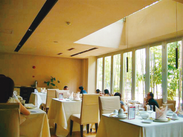 汪小菲的母親張蘭，創立中國最大餐飲集團俏江南，他接任CEO後，2012年來台展店，但僅經營2年就因經營不善而歇業。