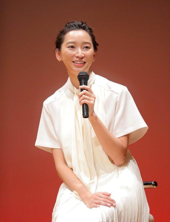渡邊杏上週出席活動,手上已不見婚戒。(網路圖片)