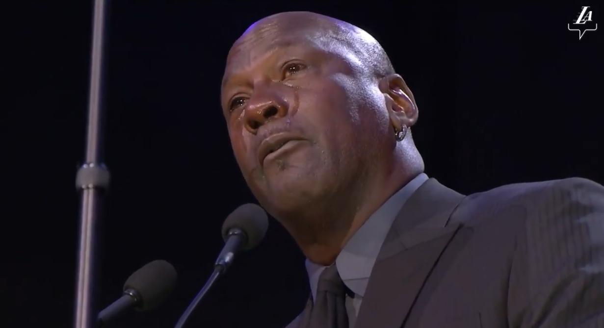 「籃球之神」喬丹在柯比布萊恩(Kobe Bryant)的追思會上真情流露,致詞過程中淚流滿面。(翻攝自Los Angeles Lakers臉書)