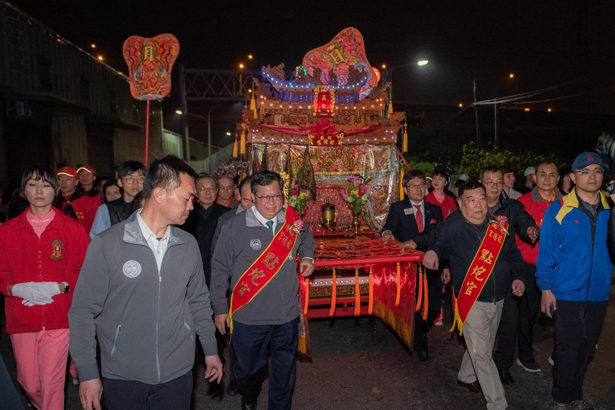鄭文燦受邀參與桃園龍德宮遶境活動起駕儀式惹議。（翻攝自鄭文燦臉書）