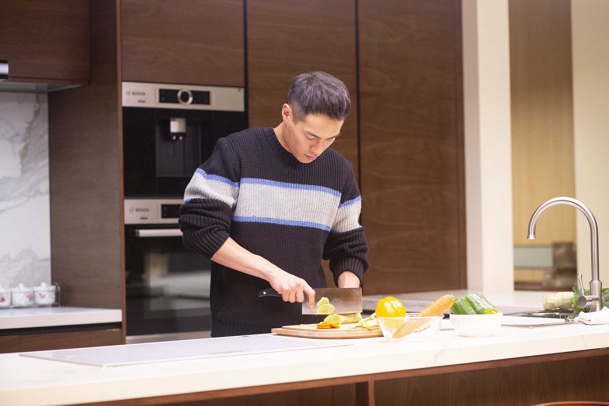 楊祐寧在新劇中飾演廚師。（八大提供）