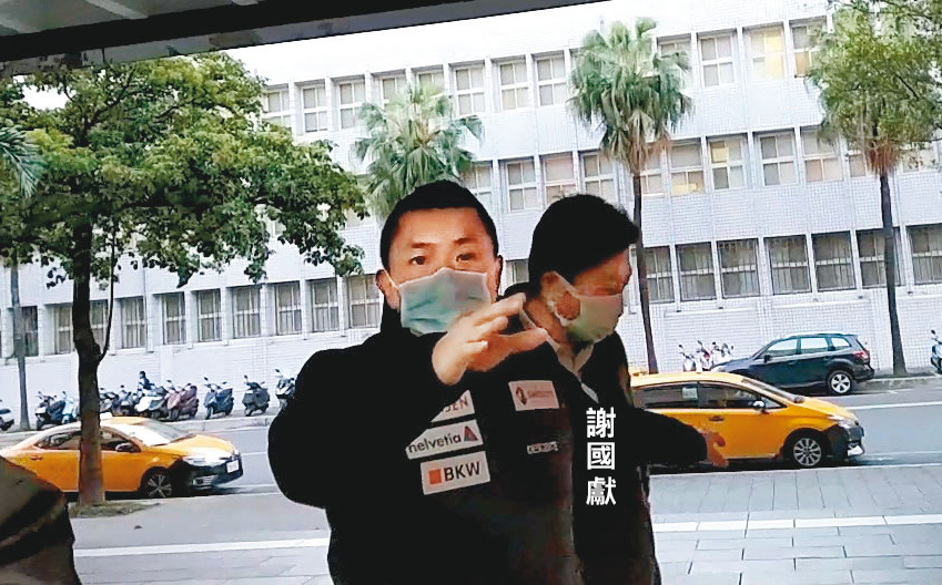 謝國獻移送北檢複訊時，承辦員警一看到記者，即出手擋鏡頭。