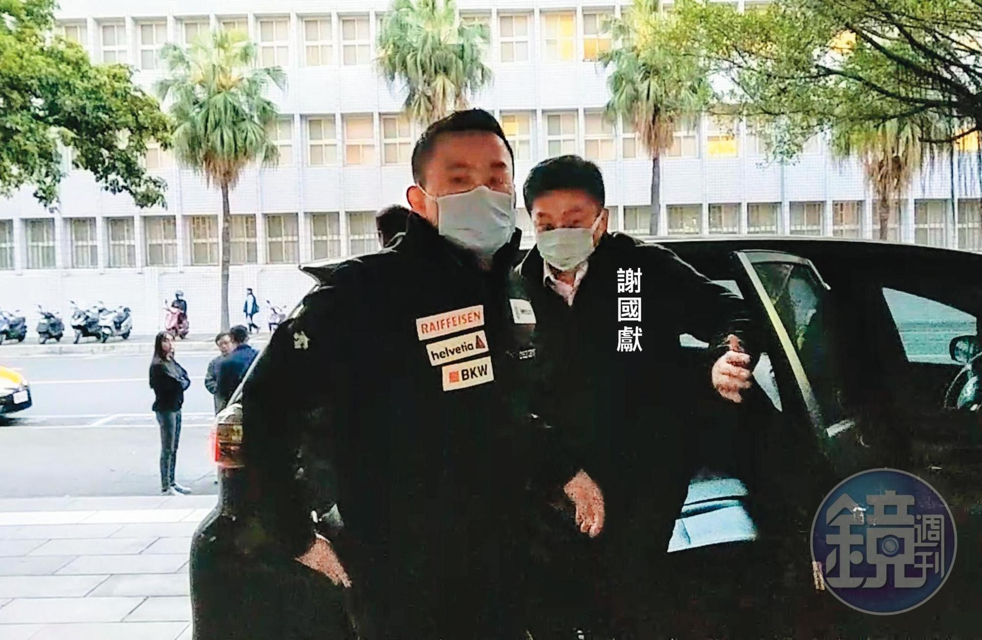檢警偵辦黑道介入長榮案,2月17日台北地檢署傳訊老三張國政連襟謝國獻到案說明,主要是檢警查出犯案小弟金流與謝有關。左為承辦員警。