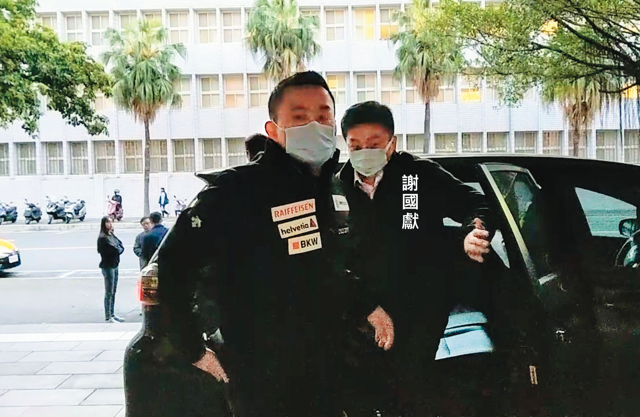 檢警偵辦黑道介入長榮案,2月17日台北地檢署傳訊老三張國政連襟謝國獻到案說明,主要是檢警查出犯案小弟金流與謝有關。左為承辦員警。