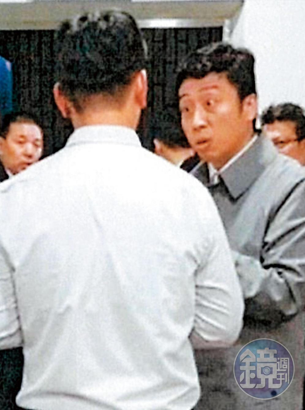 張國政三子張國政的連襟謝國獻,前年12月帶人至張榮發基金會董事會衝場。(讀者提供)