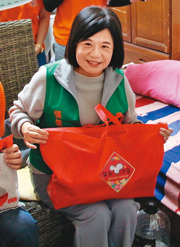 黑道為奪取長榮經營權,恐嚇張榮發基金會董事長鍾德美(圖),並一度計畫將她擄走毒打。(翻攝張榮發基金會臉書)