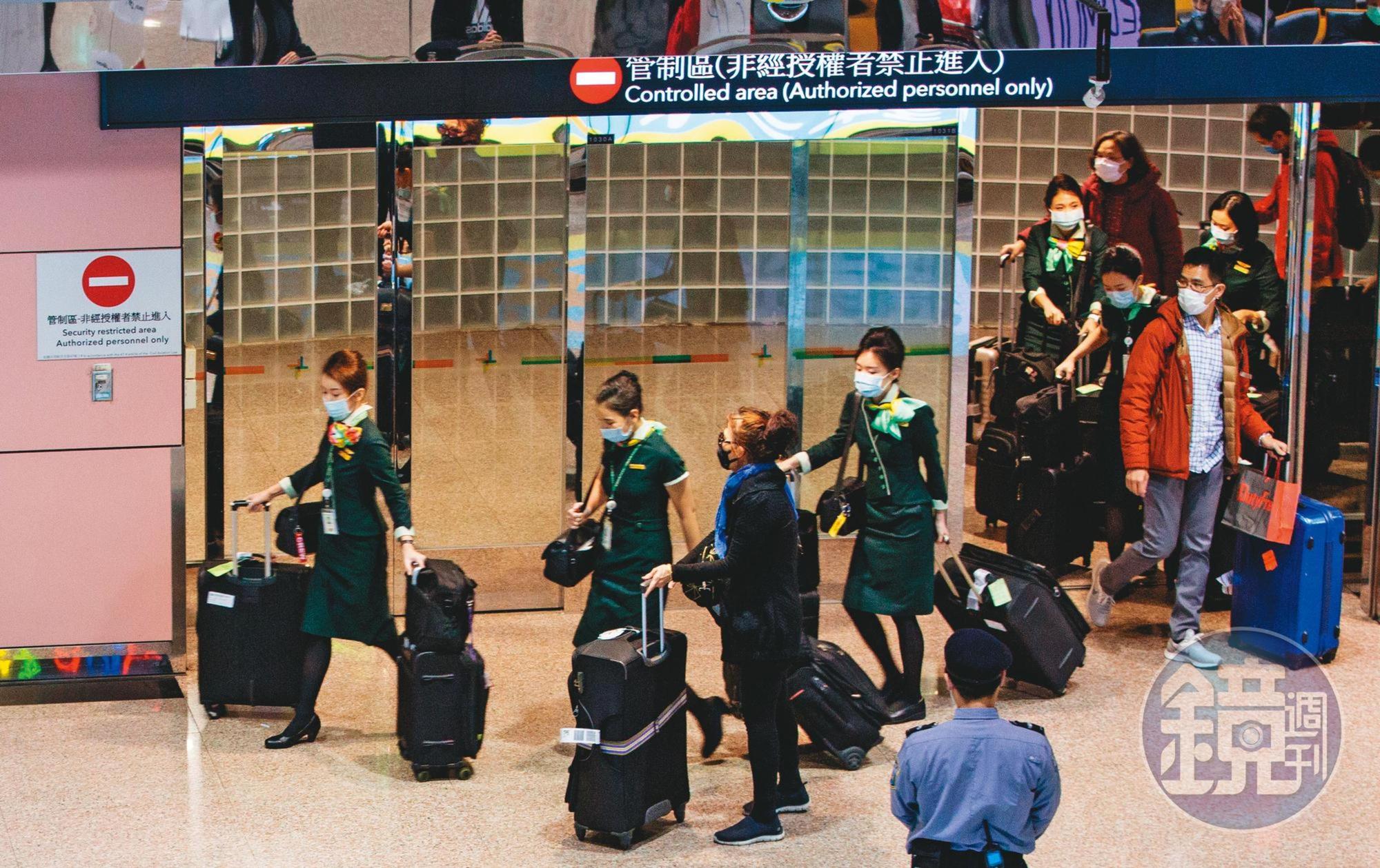 長榮航空面對武漢肺炎疫情衝擊，空服員忙著防疫，集團則打算先安內，解決經營權紛爭。