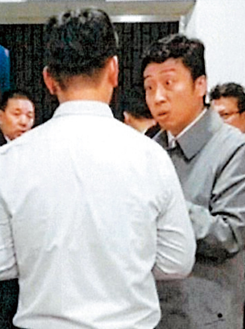 張榮發三子張國政的連襟謝國獻，前年12月帶人至張榮發基金會董事會衝場。（讀者提供）
