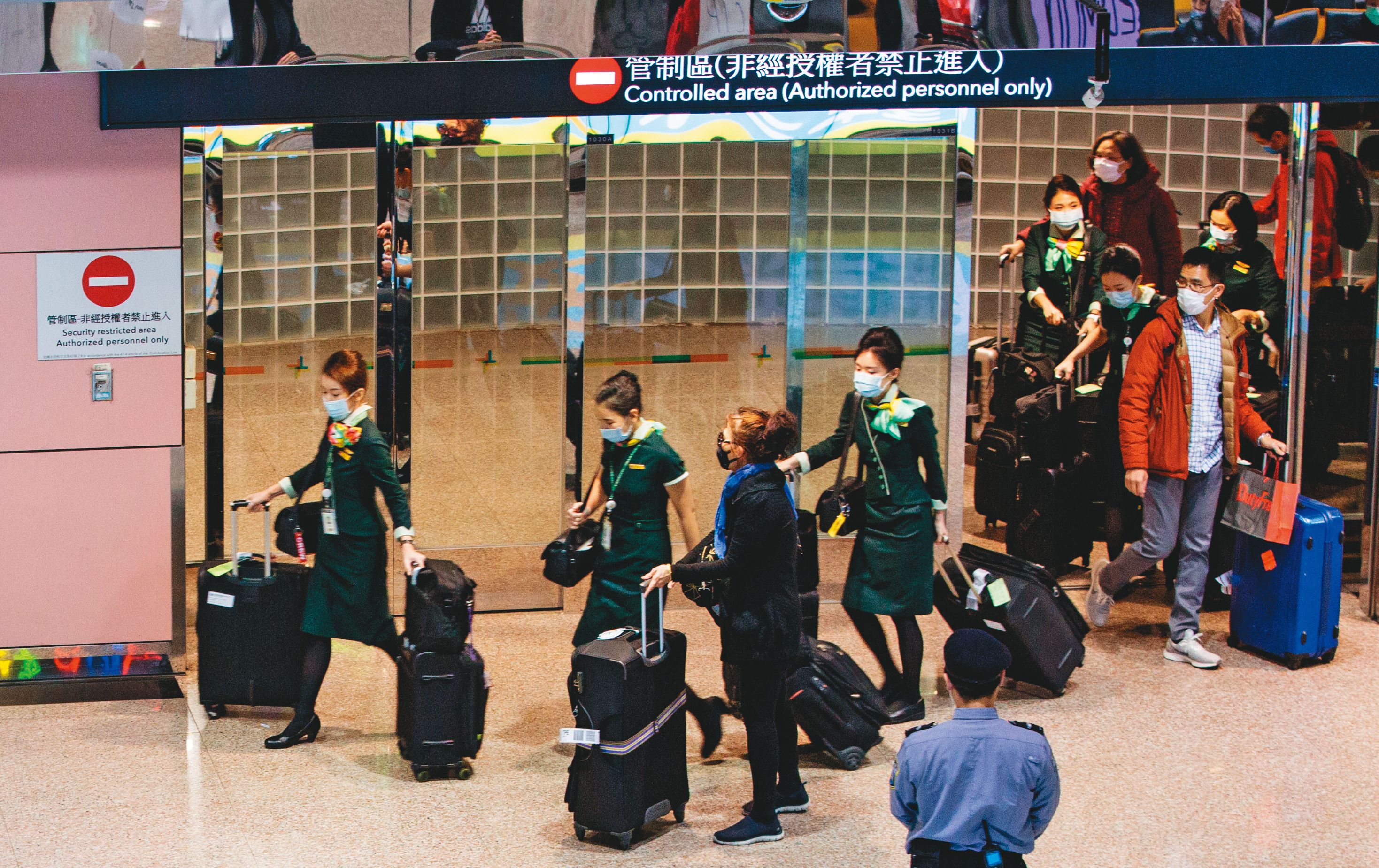 長榮航空面對武漢肺炎疫情衝擊，空服員忙著防疫，集團則打算先安內，解決經營權紛爭。