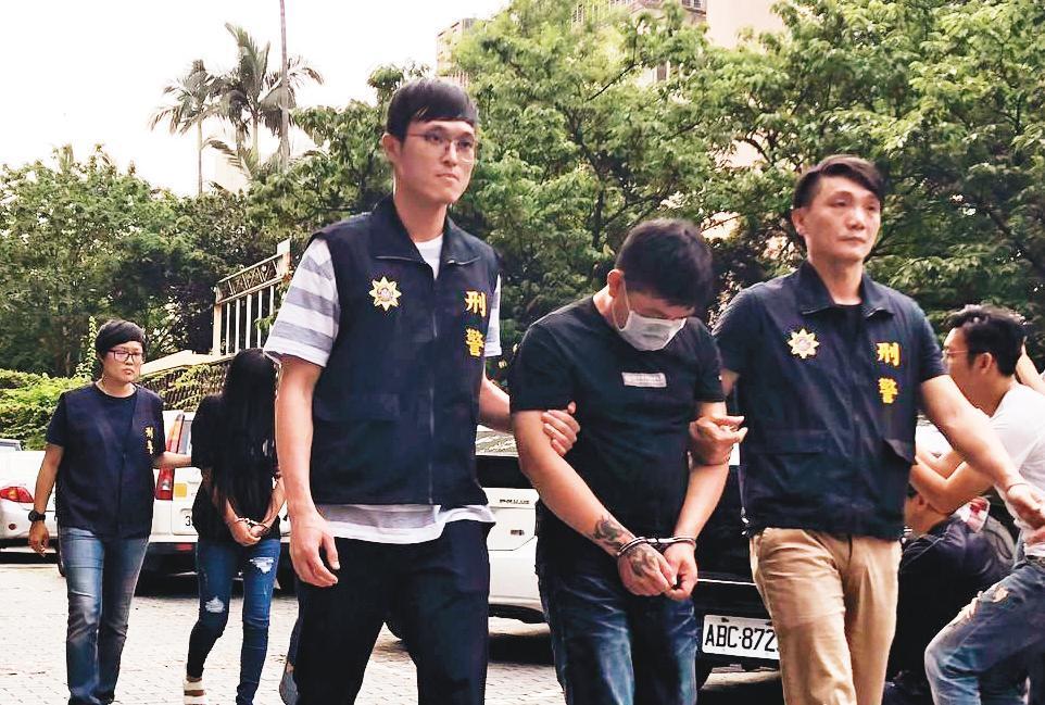 刑事局逮捕涉嫌走私109支槍械的弘仁會分子,主嫌遭求處無期徒刑。(翻攝畫面)