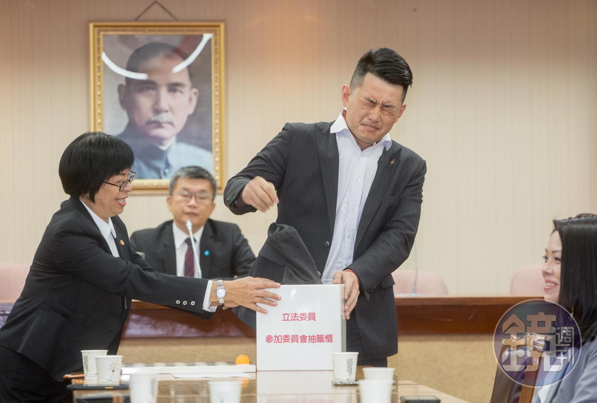 台灣基進立委陳柏惟抽到財政,但和時力立委陳椒華換到外交國防委員會。