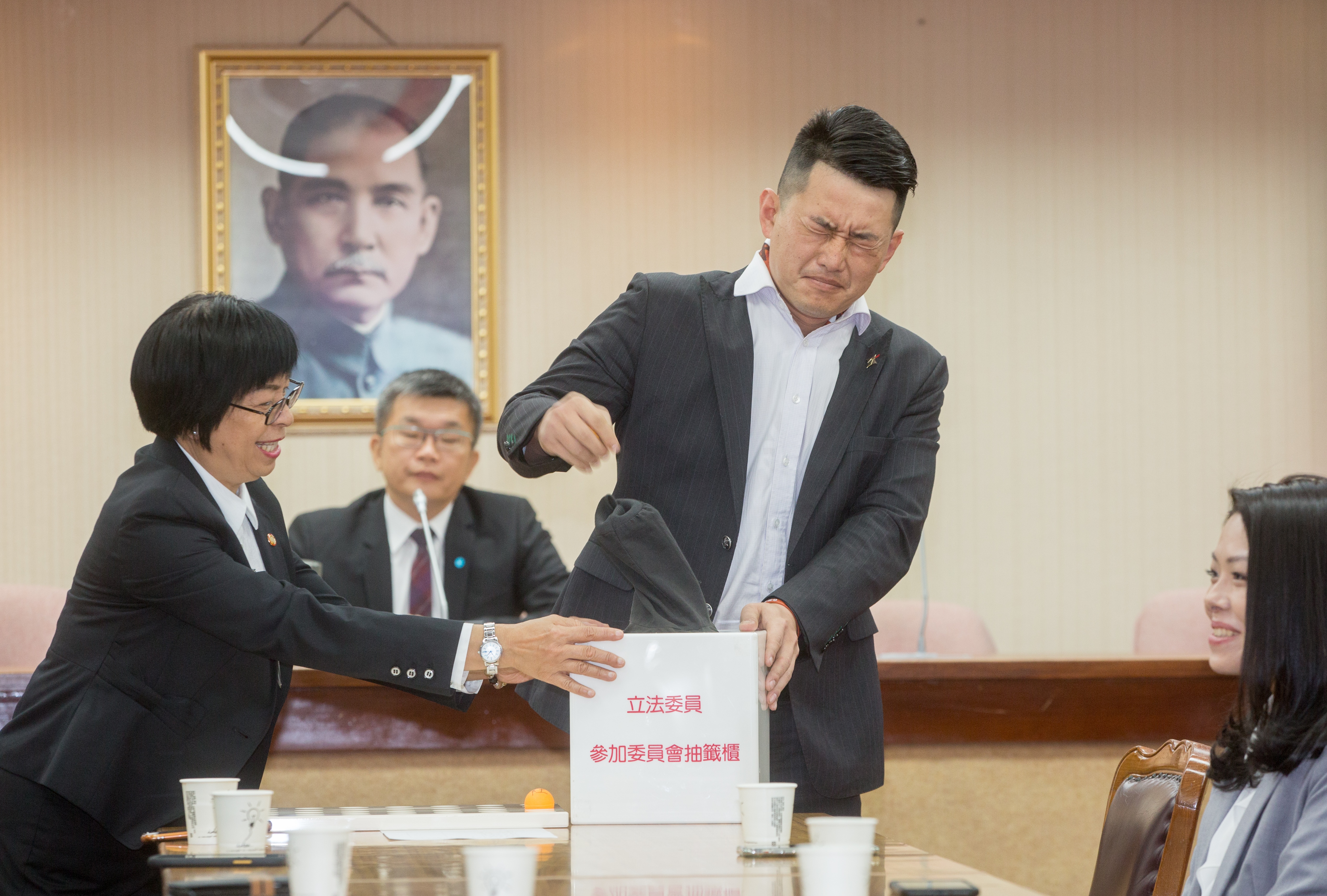 台灣基進立委陳柏惟抽到財政，但和時力立委陳椒華換到外交國防委員會。