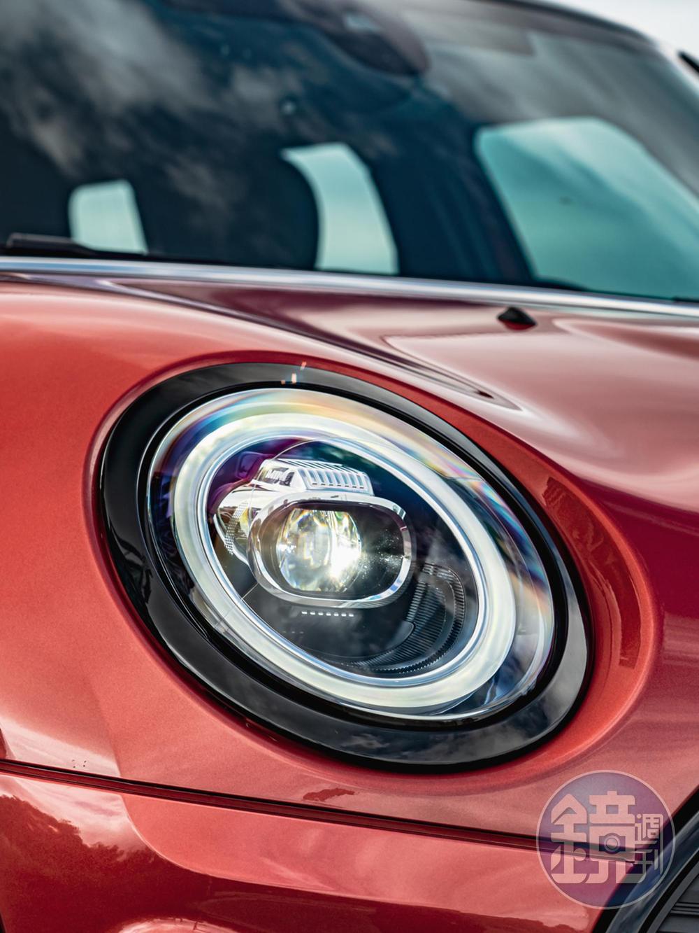 原本的LED頭燈組中加入了新式樣的全環形 LED 日行燈，兼方向燈功能。