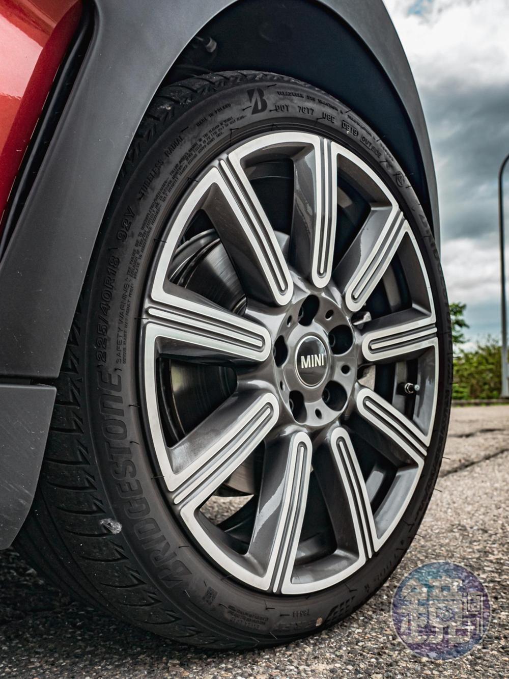 18吋Multiray Spoke雙色鋁圈，配胎規格為225/40 R18。