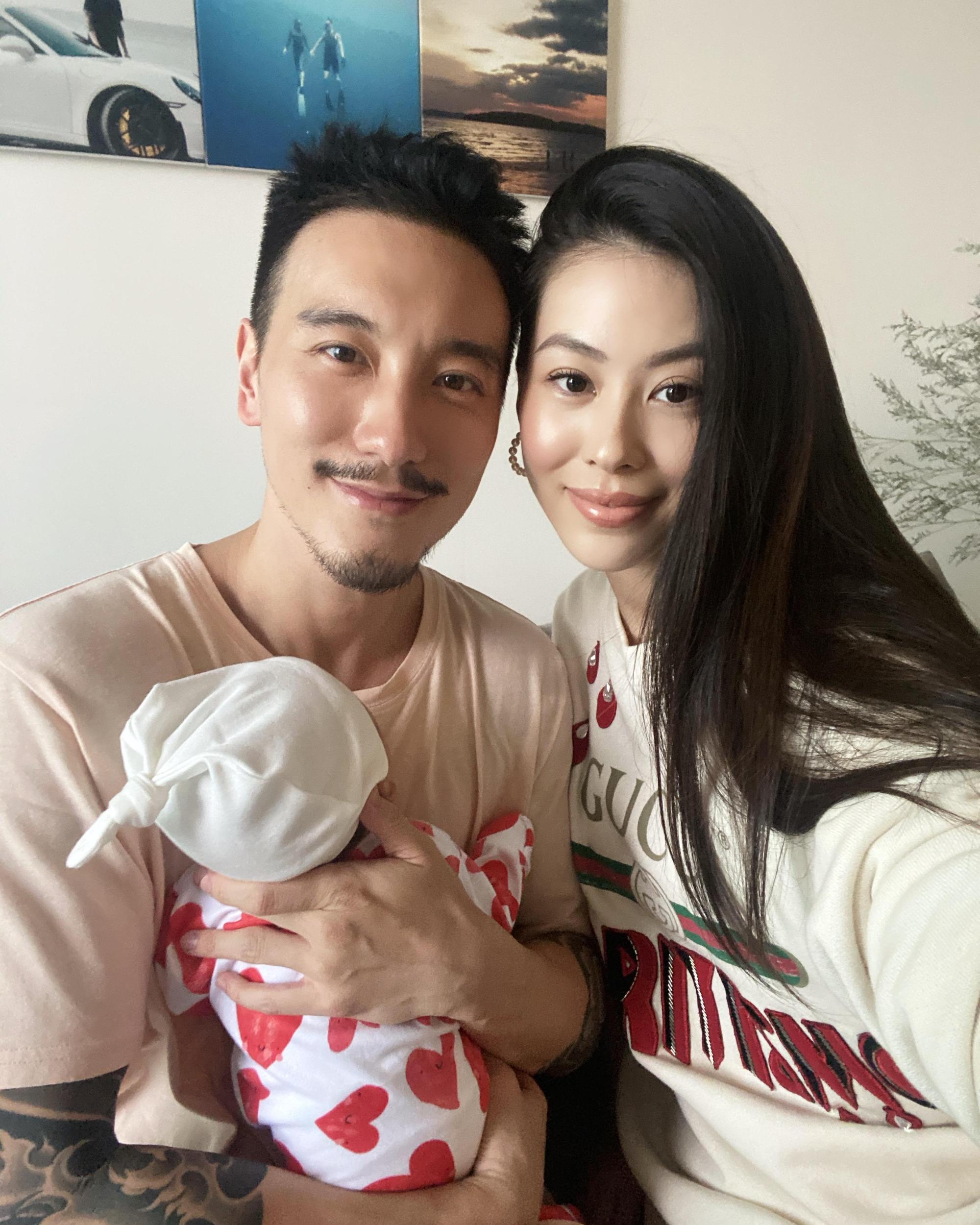 王陽明與蔡詩芸開心女兒Katiya的誕生。(瑩音樂提供)
