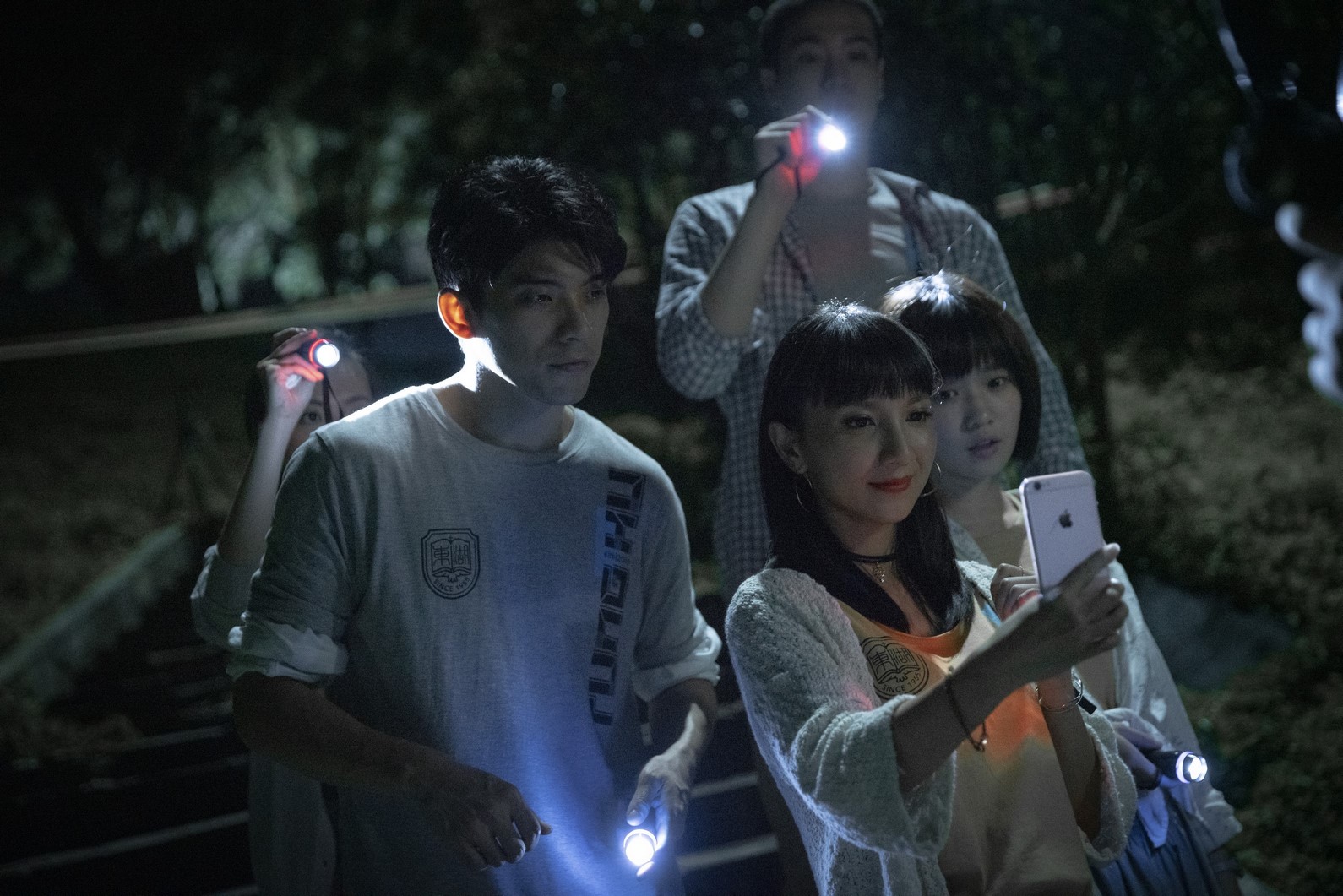 片中林哲熹等人飾演的鐵齒大學生，在鬧鬼地點舉辦試膽大會還開直播，不料惹出禍事。（傳影互動提供）