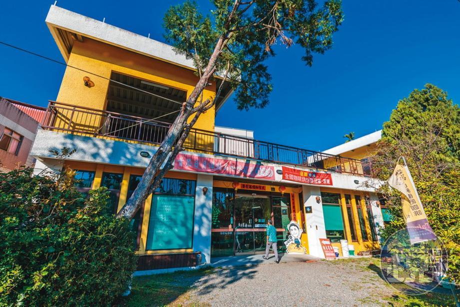 「 日月星舞民宿咖啡莊園」的一樓為「山 豬衝吧咖啡館」，二樓才是民宿。