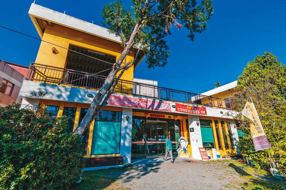 「 日月星舞民宿咖啡莊園」的一樓為「山 豬衝吧咖啡館」，二樓才是民宿。