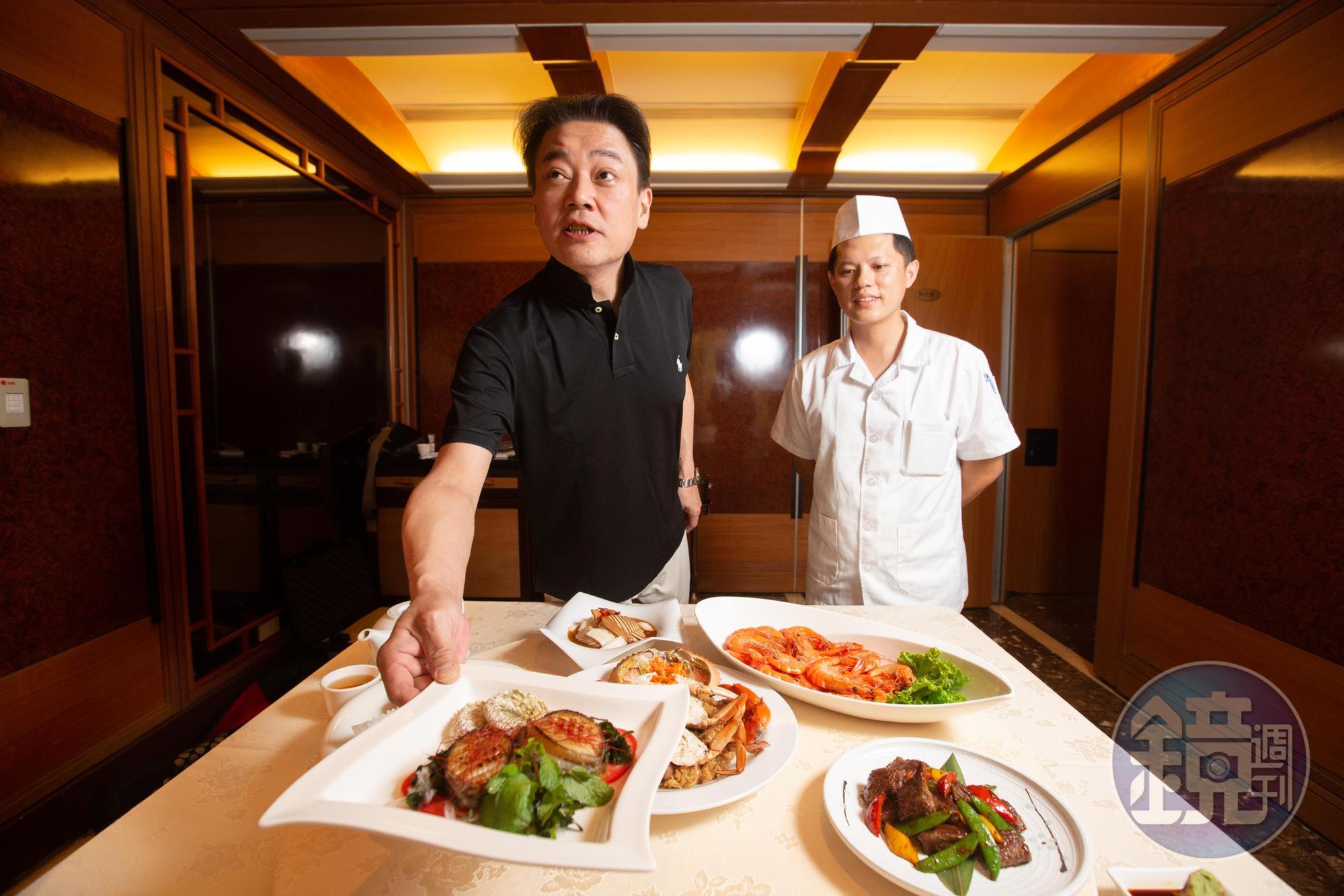 朝桂餐廳今日宣佈出售,總經理洪勇偉(左)是兄弟大飯店董事長洪騰勝三子。