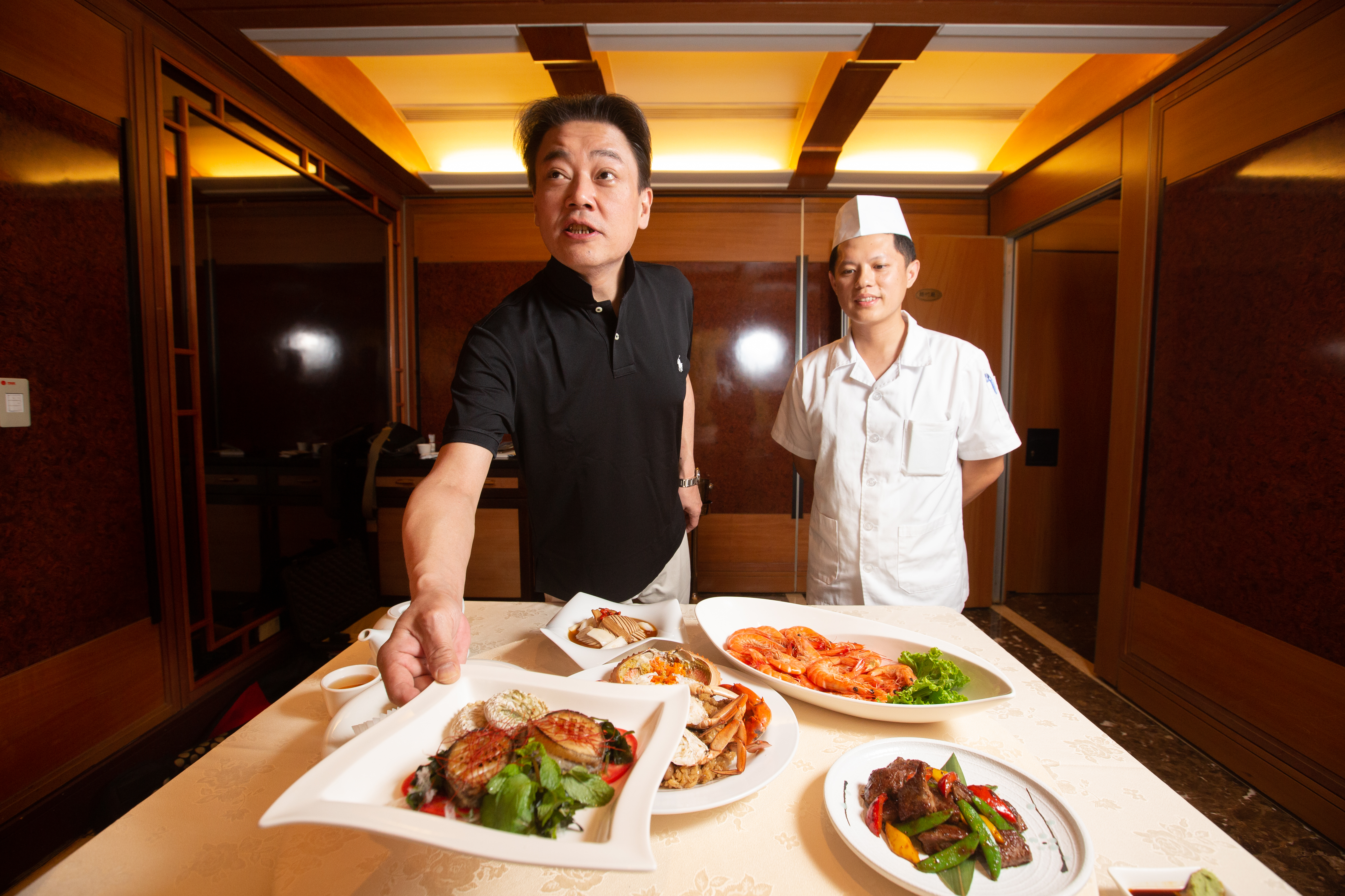 朝桂餐廳今日宣佈出售，總經理洪勇偉（左）是兄弟大飯店董事長洪騰勝三子。