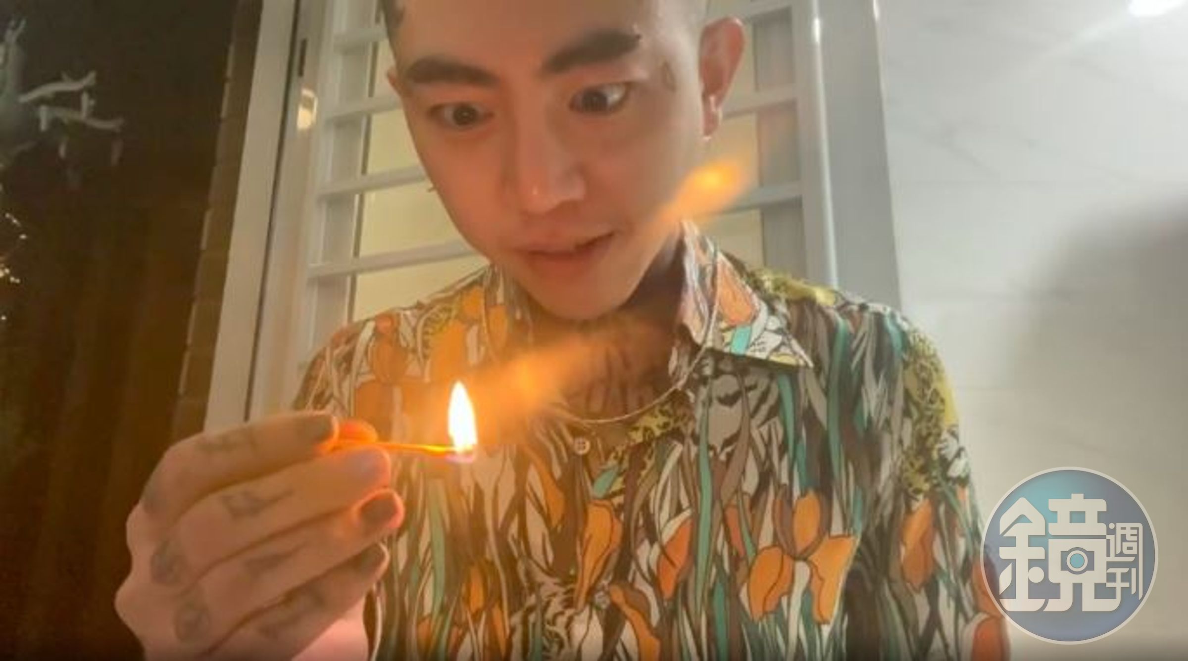謝和弦吞火柴的影片嚇壞不少人。（翻攝自謝和弦IG）