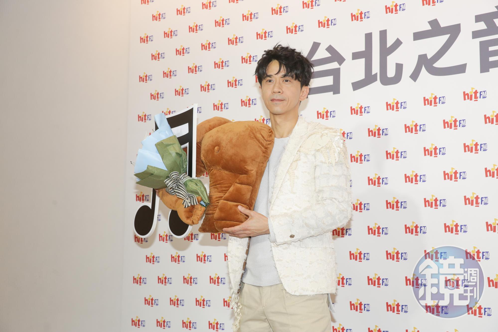 電台送上男友手臂抱枕,希望到時歌迷聽光良的歌時都能覺得很溫暖。