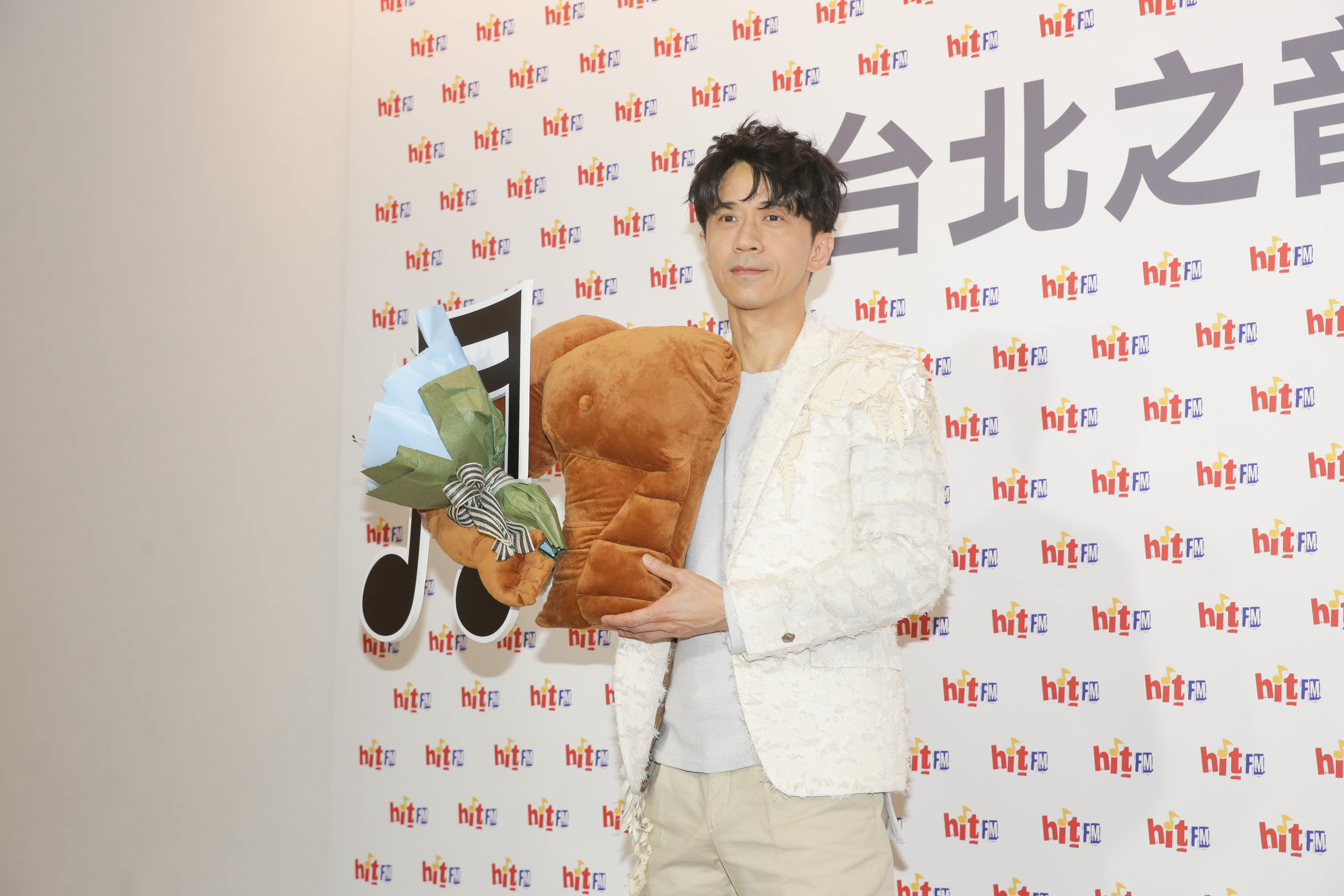 電台送上男友手臂抱枕，希望到時歌迷聽光良的歌時都能覺得很溫暖。