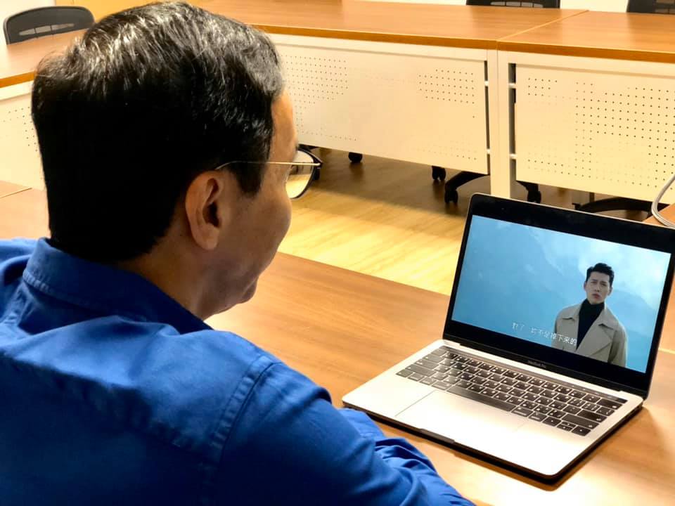 武漢肺炎疫情導致「宅經濟」升溫，朱立倫貼出追劇的照片。（翻攝自朱立倫臉書）