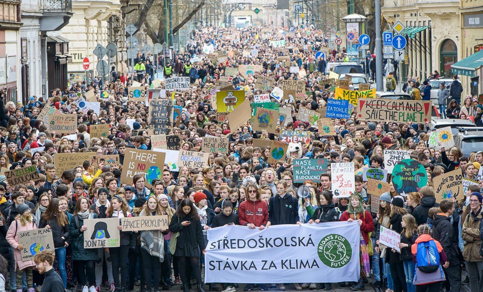 今年情人節，#FridaysforFuture在全球150個國家的2000個城市舉辦氣候變遷示威。葛瑞塔說，還有什麼事比拯救地球更浪漫呢？（翻攝推特）