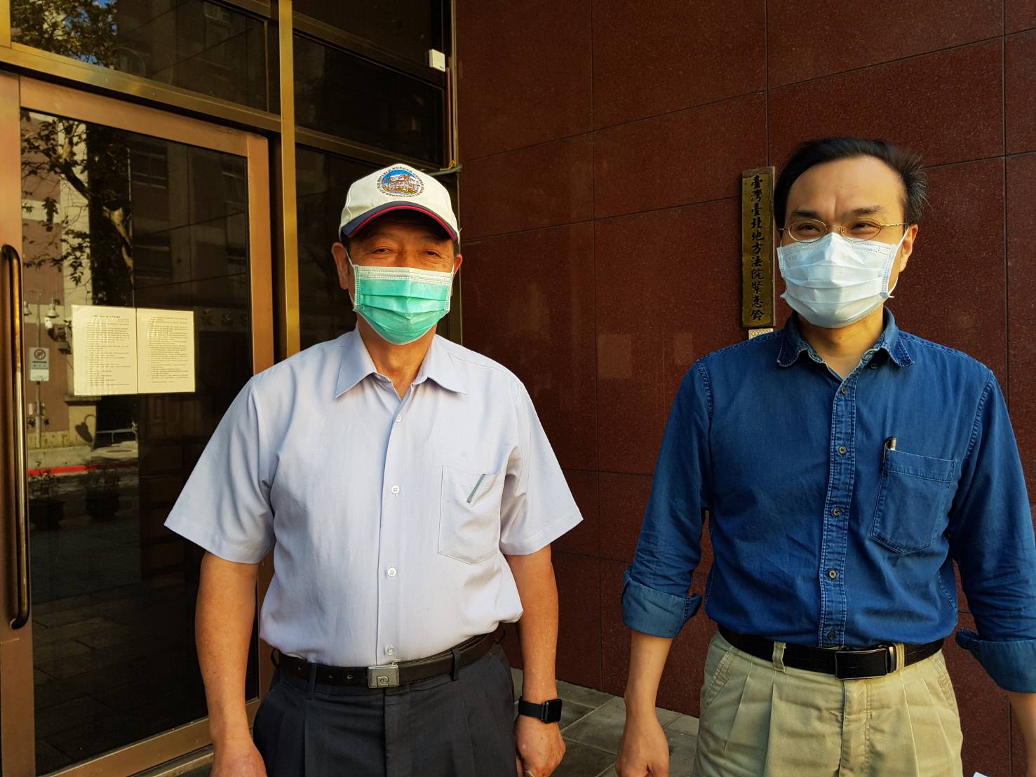 黃越宏不滿檢察官林達以「施壓」2字指他意圖影響審判，憤而求償100萬元案，前花蓮高分檢檢察長林朝松（左）也來旁聽，並發聲明力挺林達（右）。