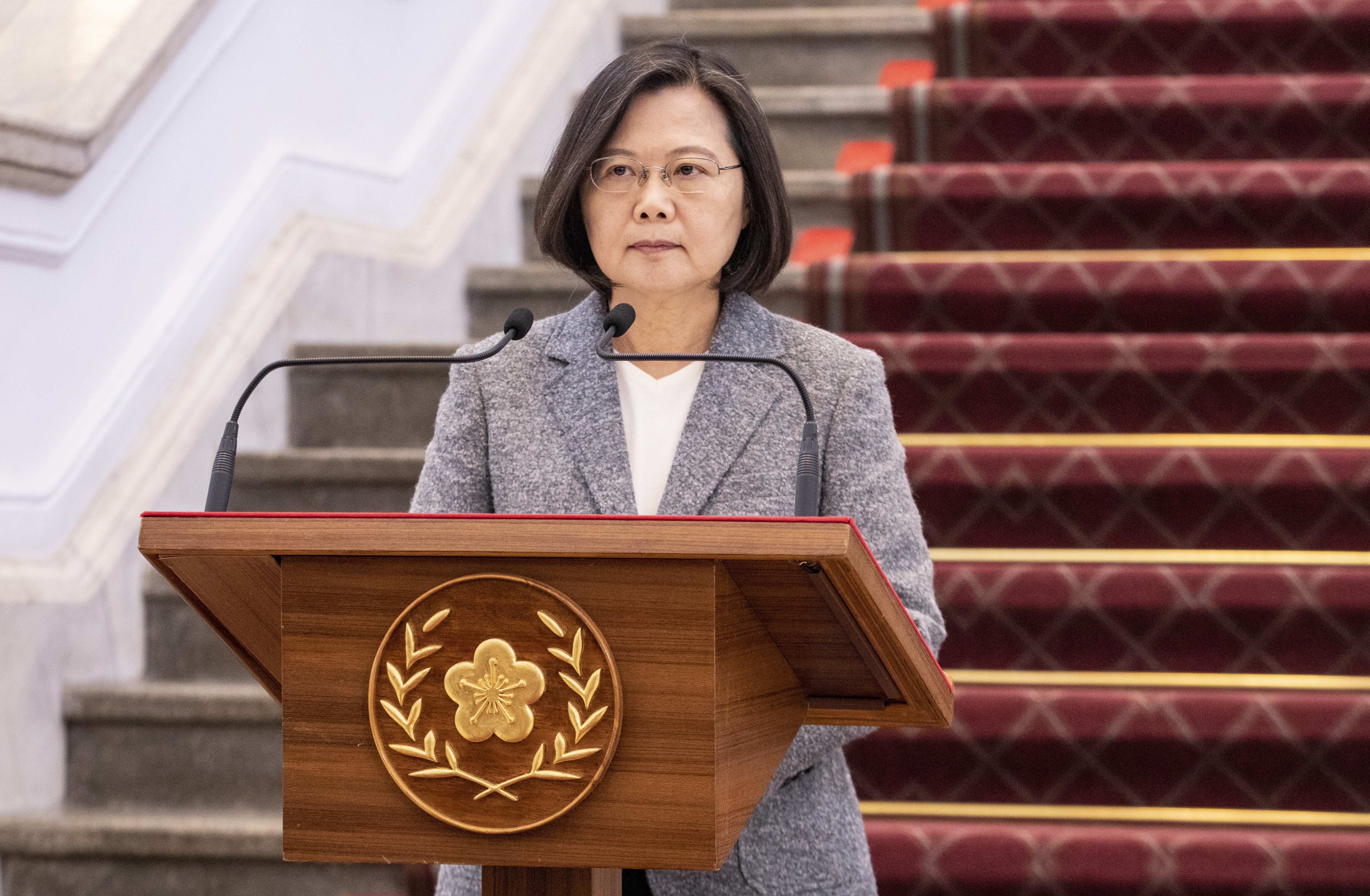 蔡英文也表示，謝謝各大信仰團體陸續宣布暫停、延後大型活動，減緩醫護壓力。