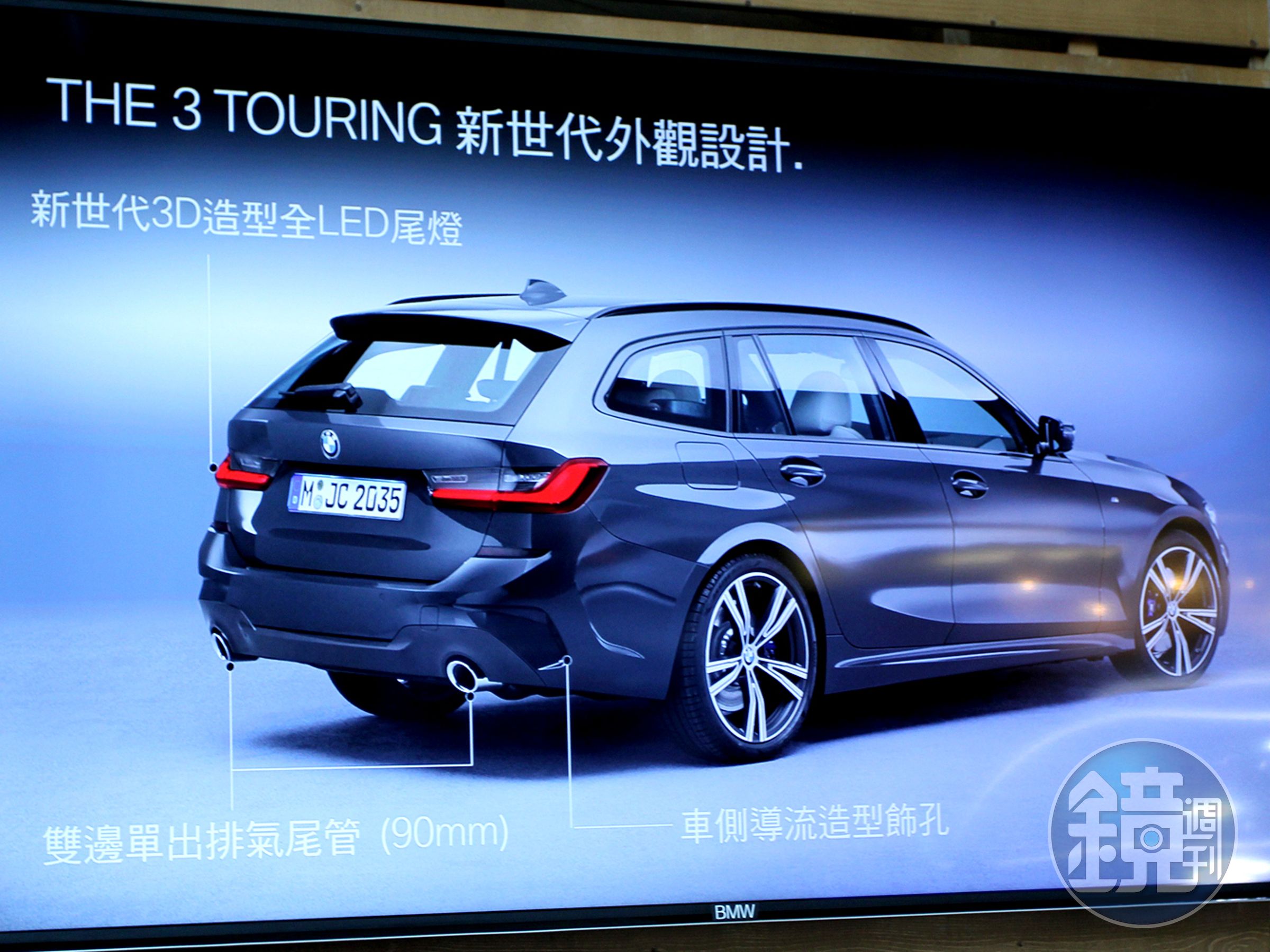 車尾的L型3D立體LED尾燈，搭配上半部燻黑設計的車燈造型、加寬20毫米的後窗以及車尾頂部的擾流尾翼，更加突顯整體車格的動感姿態。