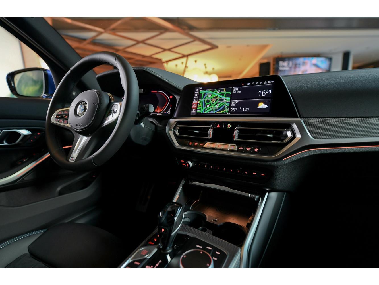 iDrive7.0全數位虛擬座艙完美整合12.3吋虛擬數位儀錶以及10.25吋中控觸控螢幕,展現前衛科技座艙氛圍。