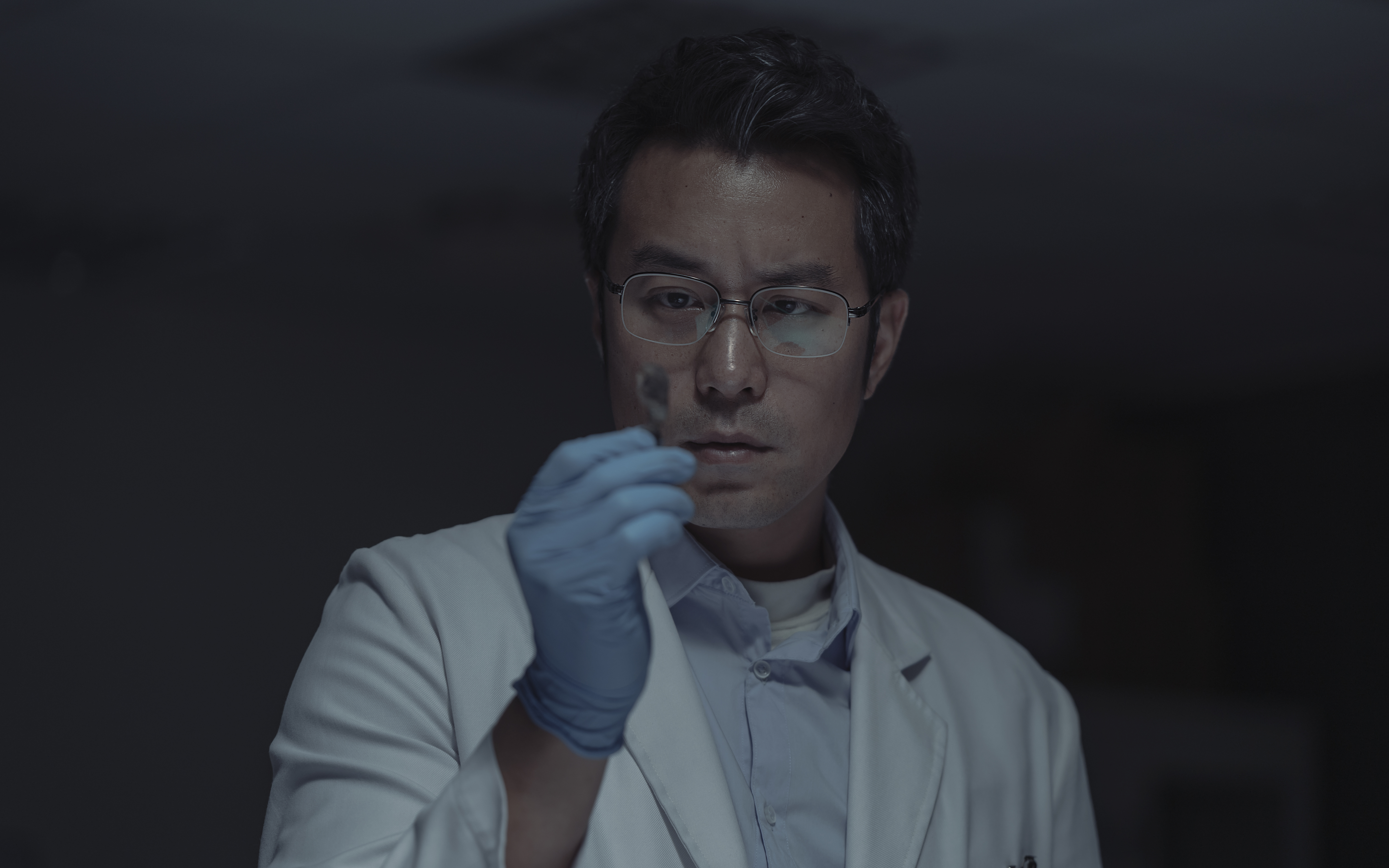 張孝全在《誰是被害者》扮演鑑識官，不僅親自前往鑑識中心拜師，全劇更有專業鑑識團隊出任顧問。（Netflix提供）