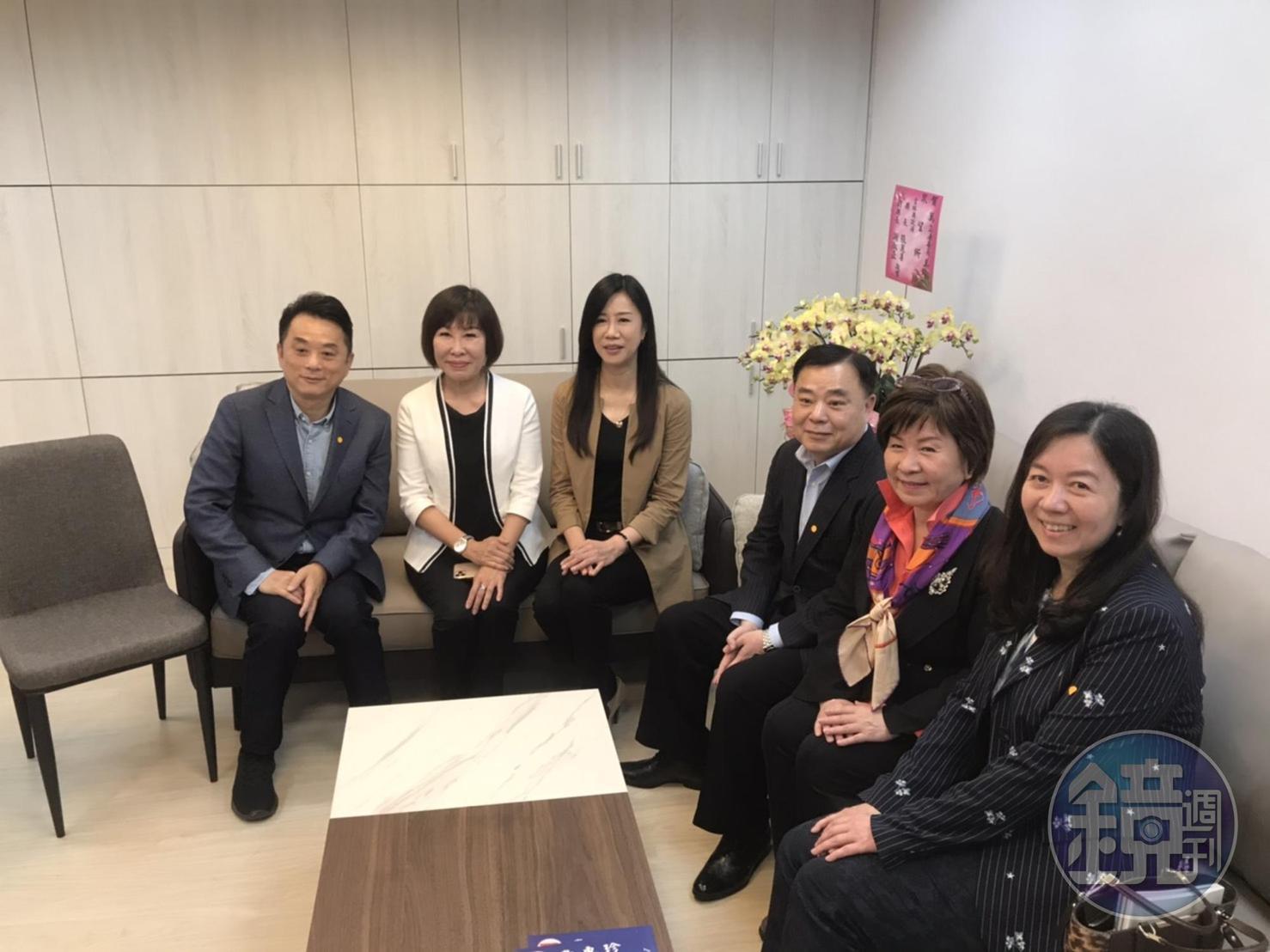 桃園市議長邱奕勝(右3)北上立法院逐一拜會國民黨桃園區域立委及老同事。