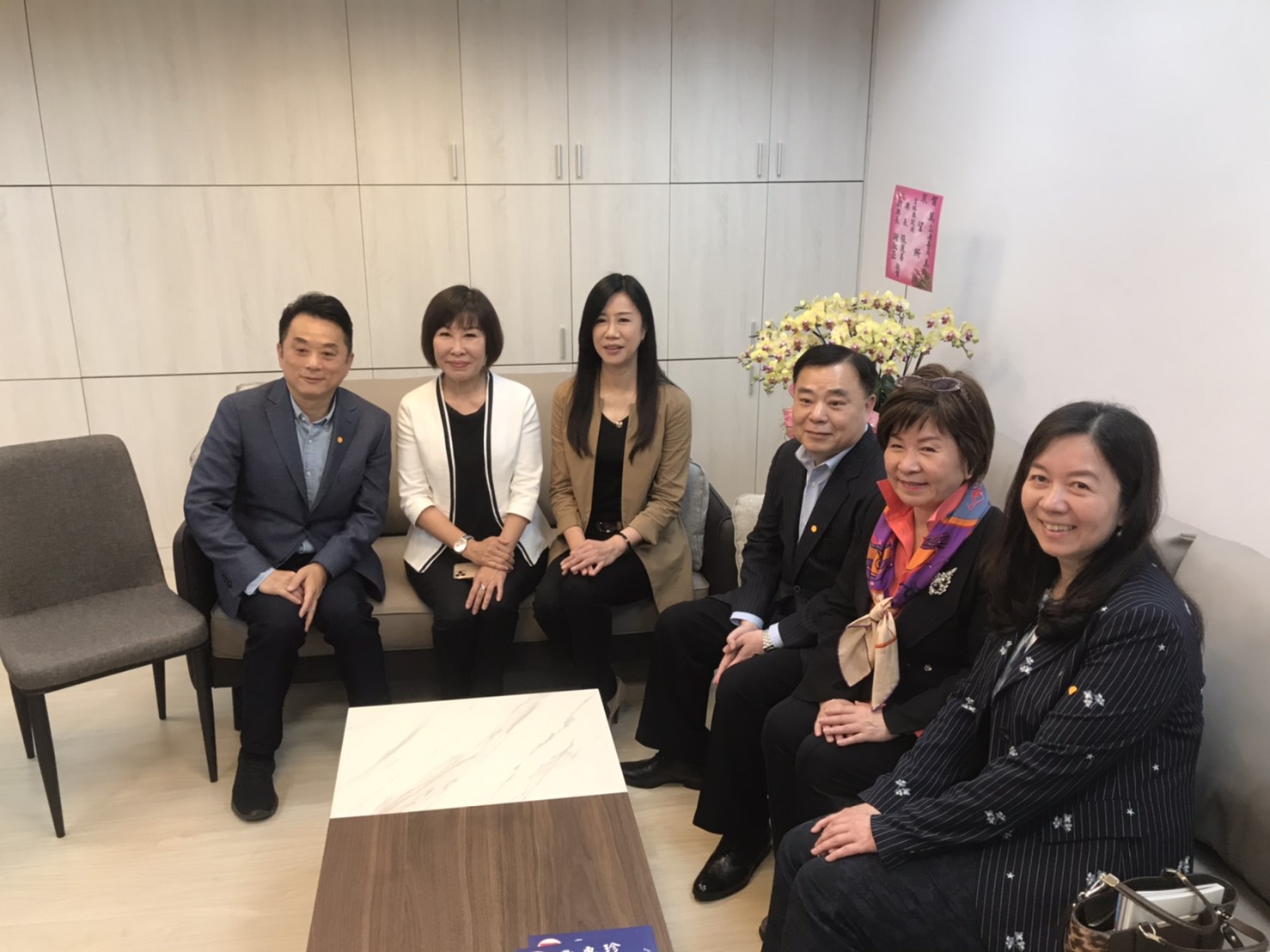 桃園市議長邱奕勝（右3）北上立法院逐一拜會國民黨桃園區域立委及老同事。