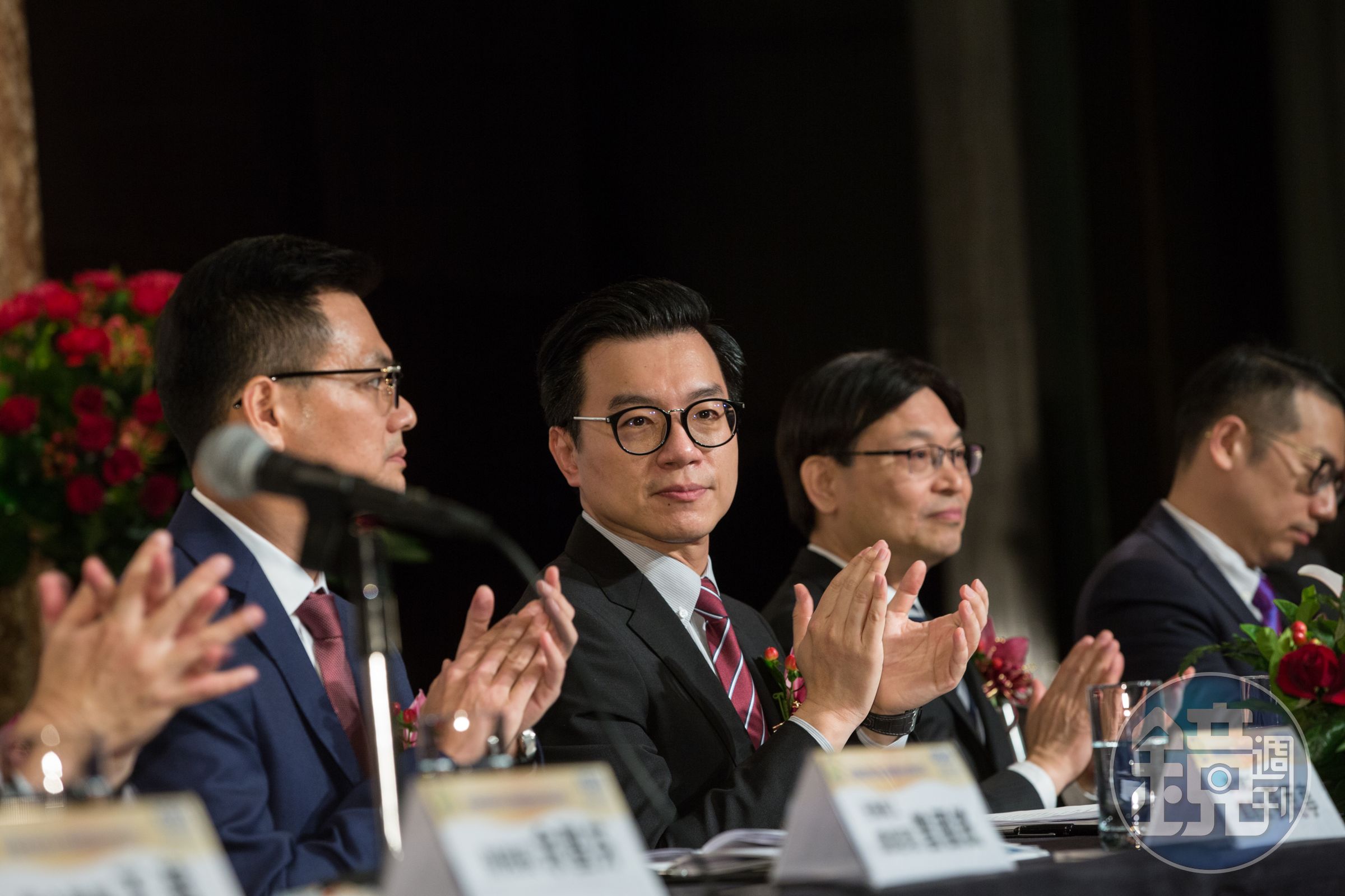 呂皇甫（左2）是光隆精密第三代，今年3月中旬，這家在台中營運超過50年的老牌金屬家工廠，即將在台掛牌上市。