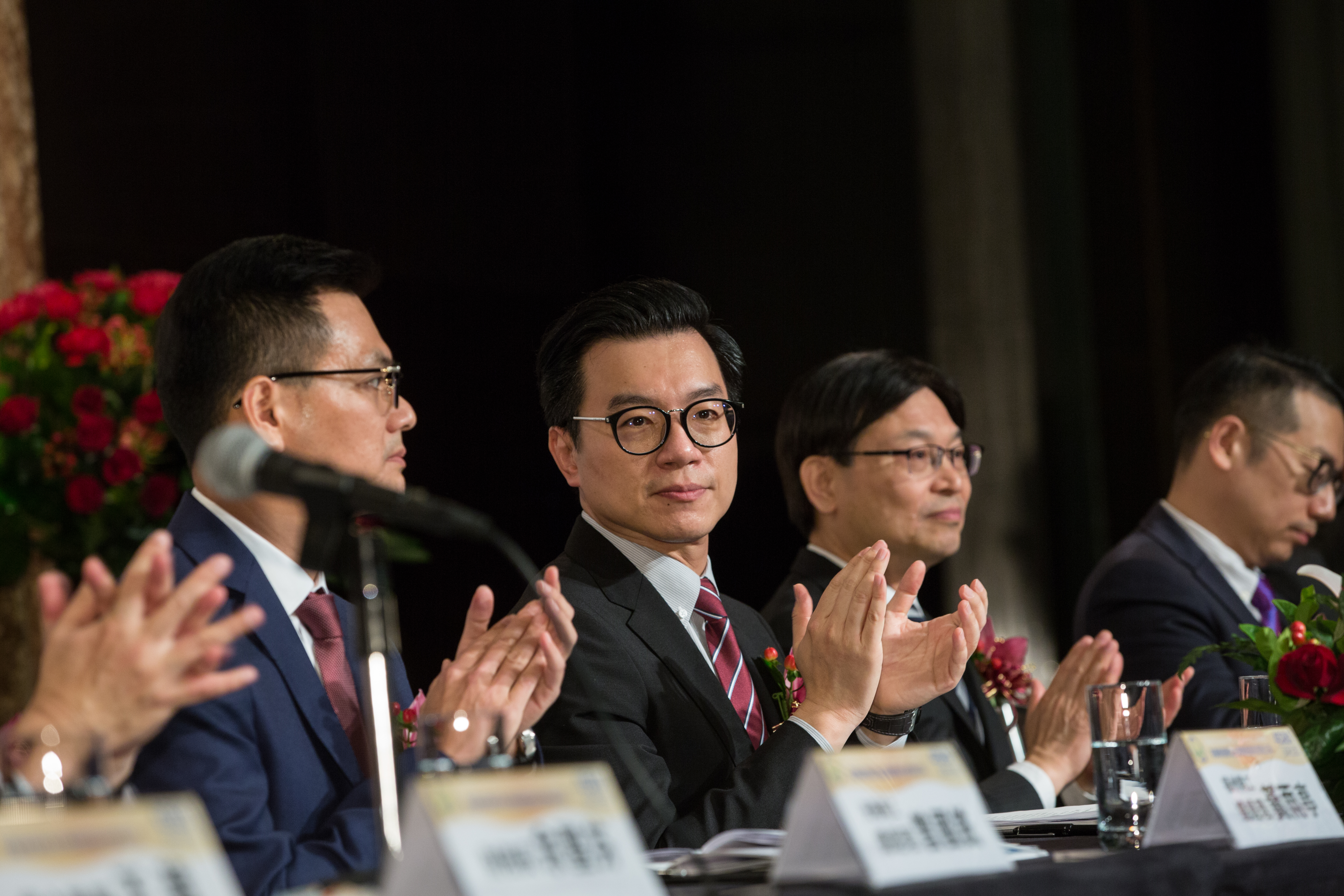 呂皇甫（左2）是光隆精密第三代，今年3月中旬，這家在台中營運超過50年的老牌金屬家工廠，即將在台掛牌上市。