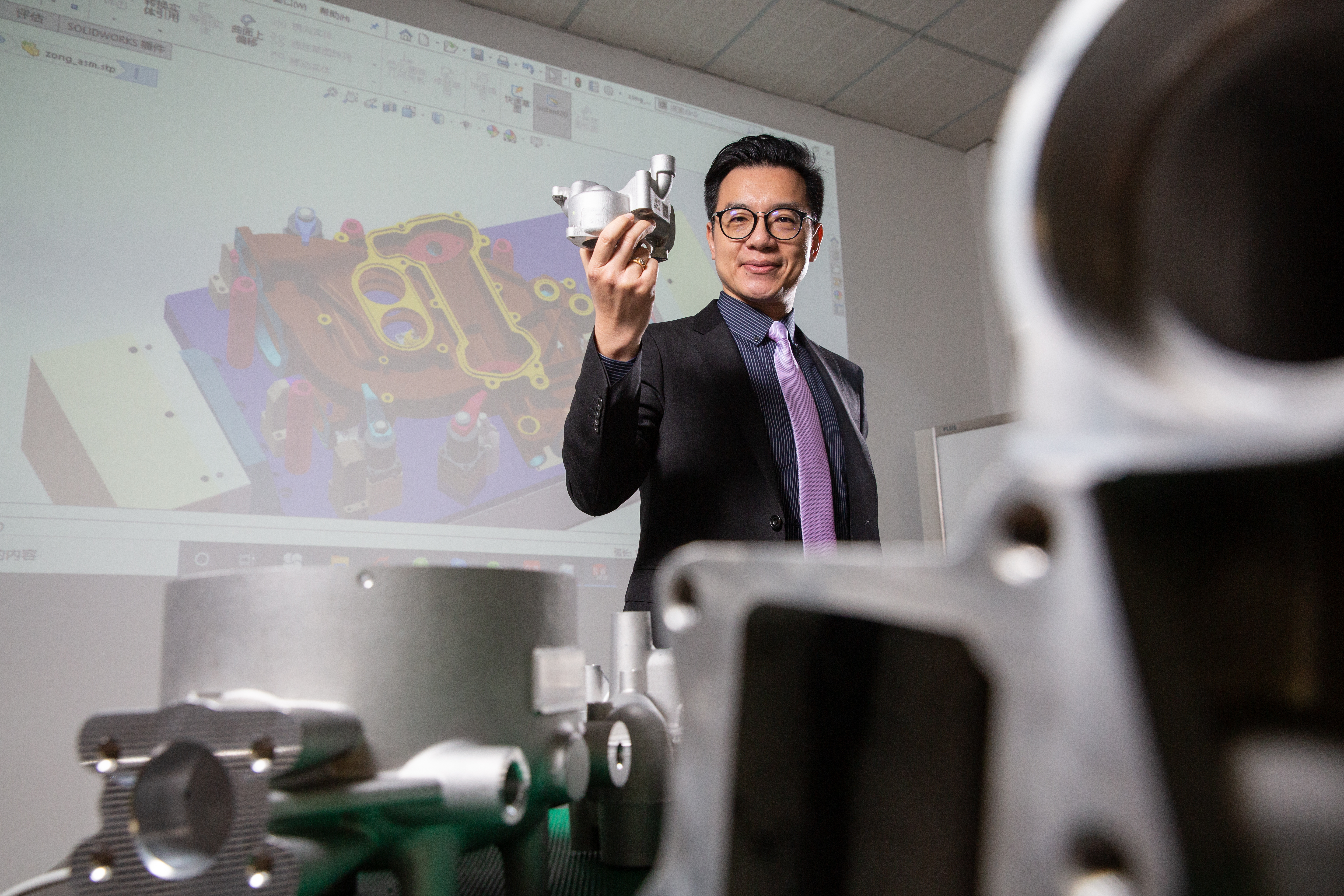 1990年代末期，正是中國乘用車市場起飛的時候，考量市場競爭激烈，呂皇甫大膽說服長輩轉往商用車領域發展。