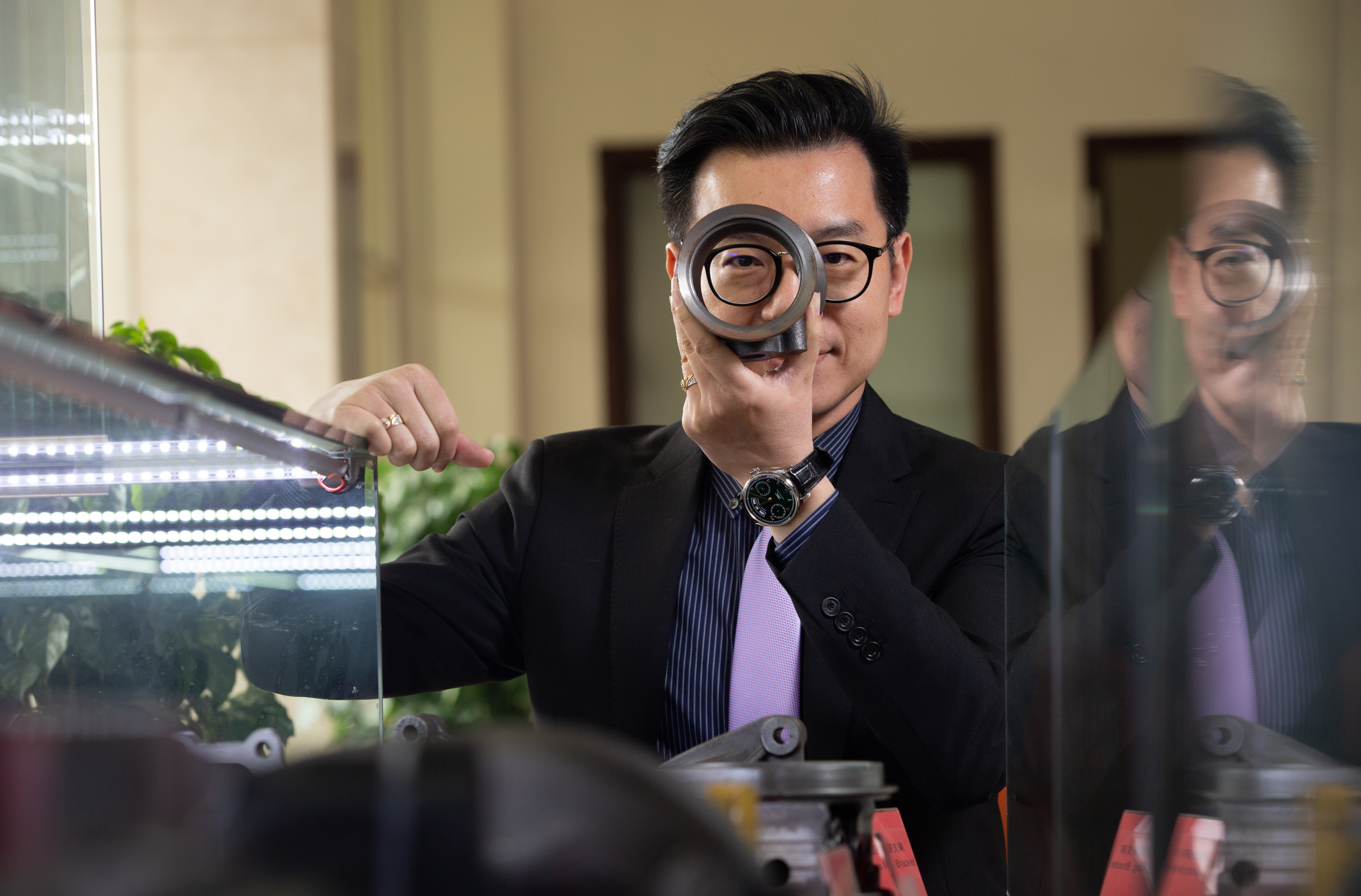 呂皇甫是知名的鐘錶收藏家，他從小喜歡手錶深受爺爺啟發。