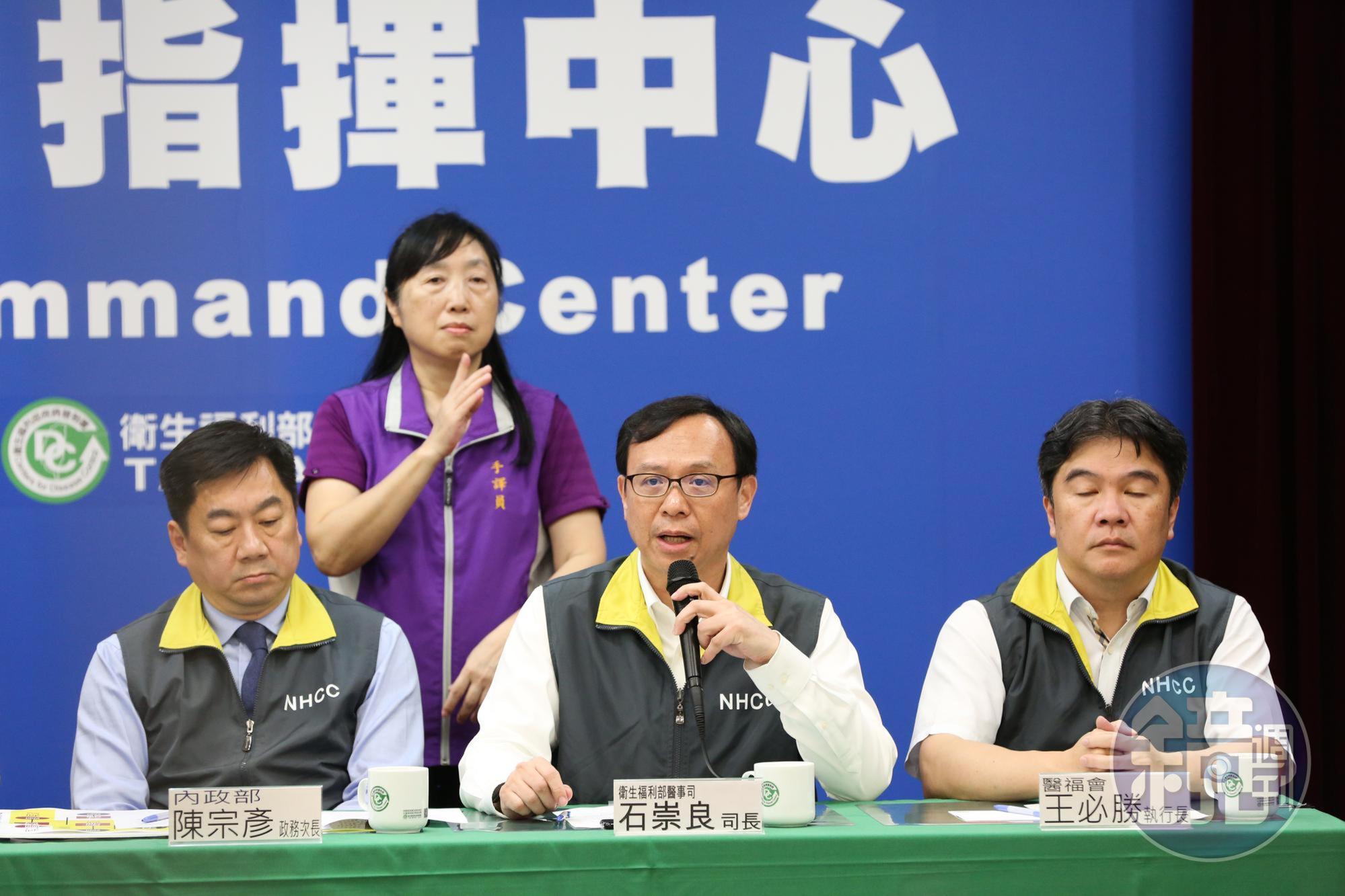 衛福部醫事司司長石崇良宣布,為強化醫院的感染管控,針對病患、訪客和外包人員進出醫院進行管制。