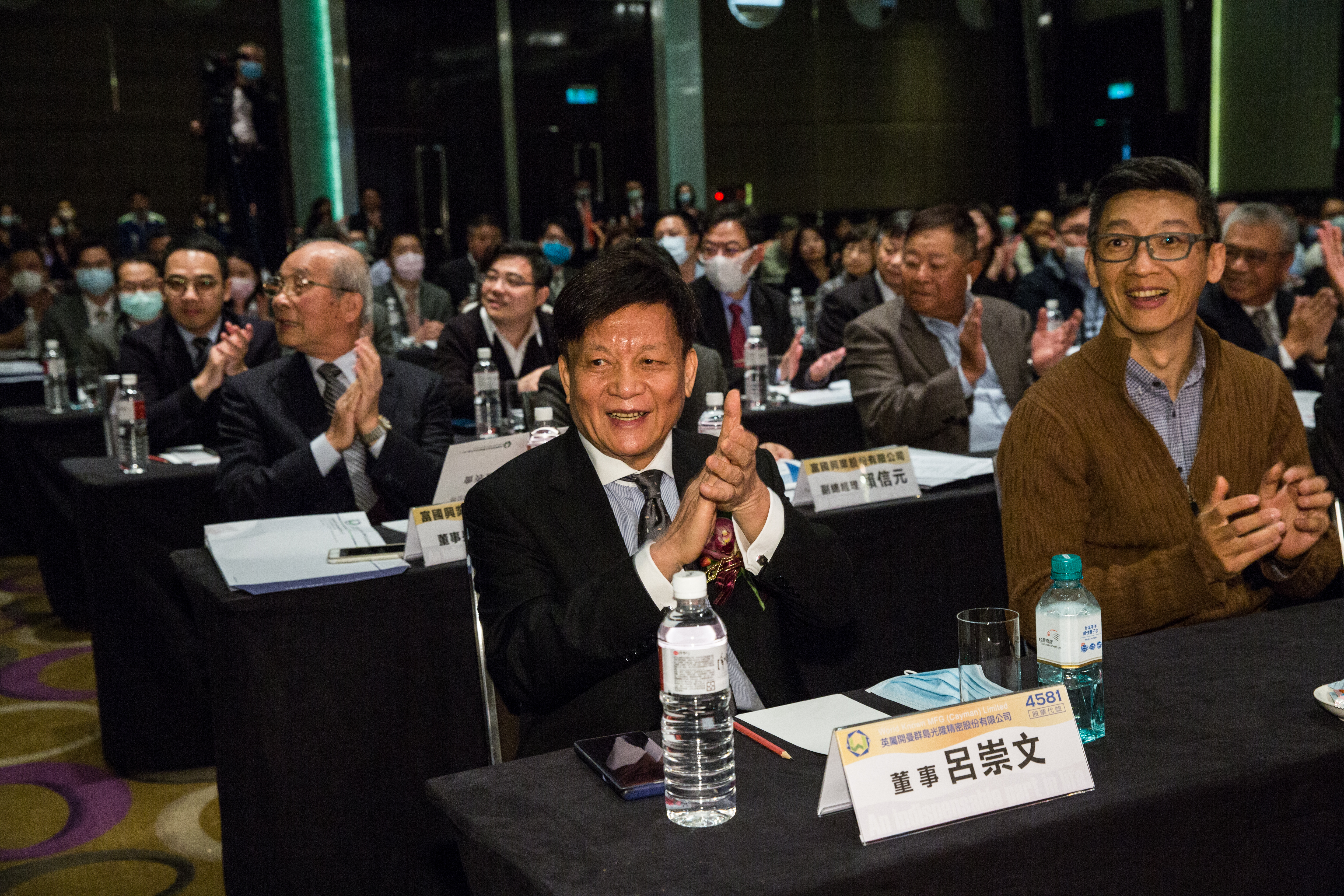 這場上市前業績發表會上，光隆集團總裁、呂皇甫的父親呂崇文安靜地坐在台下，把光環留給台上的獨子。（前排左1）。