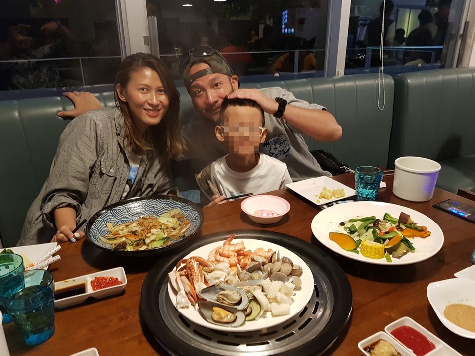 高山峰8歲兒子昨上學第一天就因體溫過高，慘遭學校請回家休息。（翻攝自高山峰臉書）