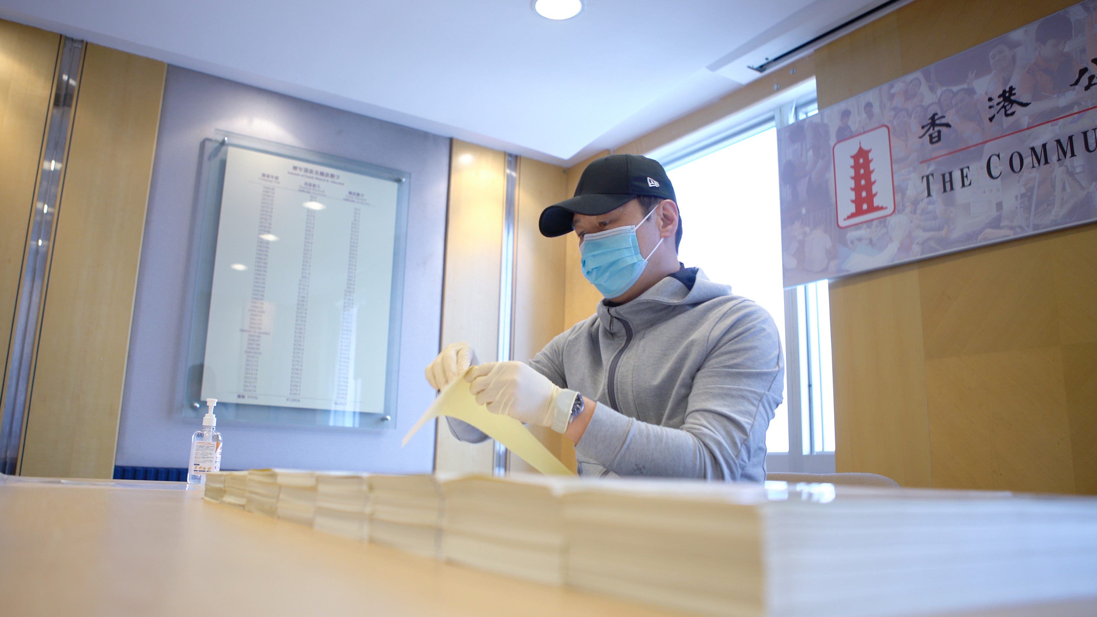 天王黎明以香港公益金名譽副會長身份，聯同公益金籌募委員會主席等高層密密手將抗疫物品一一包好，務求以最短時間將物資送到有需要人士手上。（香港公益金提供）