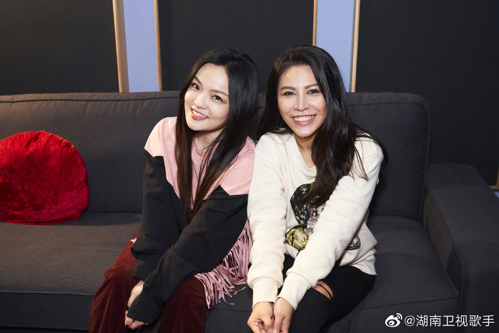 艾怡良為參加《歌手‧當打之年》的好友徐佳瑩打氣。（翻攝自湖南衛視微博）