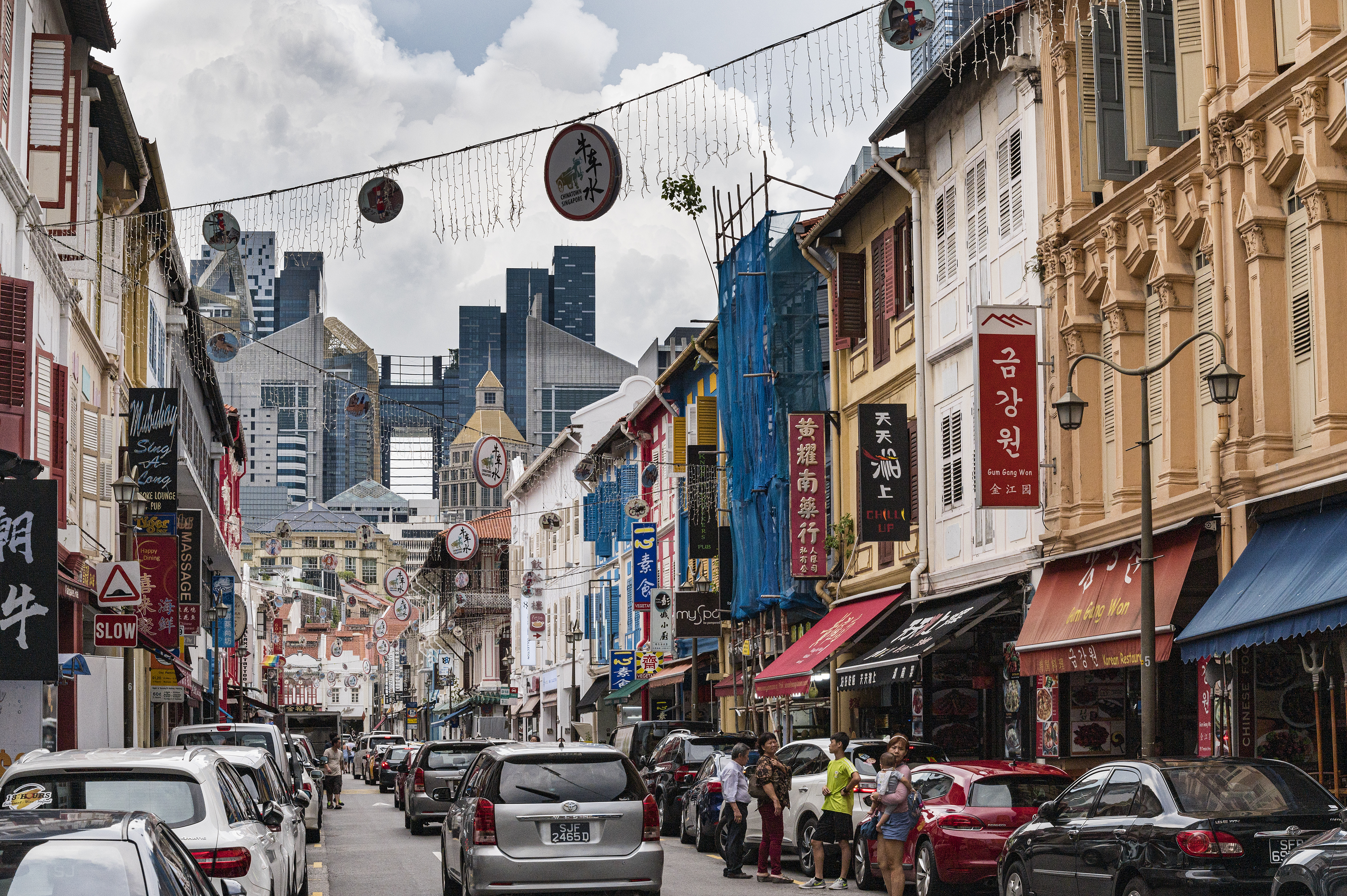 面對武漢肺炎疫情，新加坡人似乎相對較篤定，街上戴口罩的人比香港少很多，圖為新加坡中國城。（東方IC）