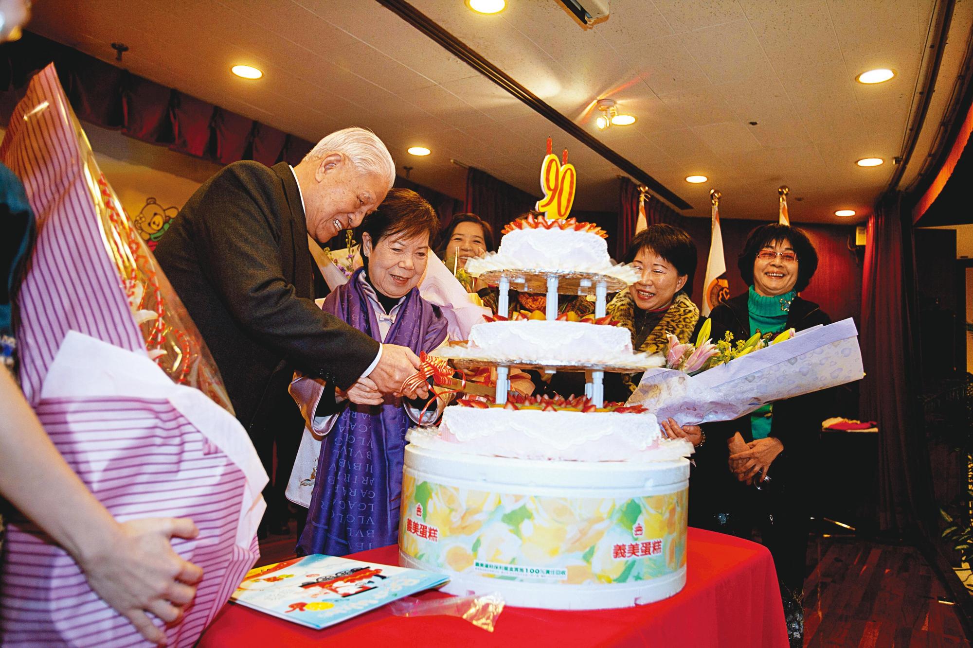 李登輝(左)90大壽時,與妻子曾文惠(左2)切蛋糕。(李登輝基金會提供)