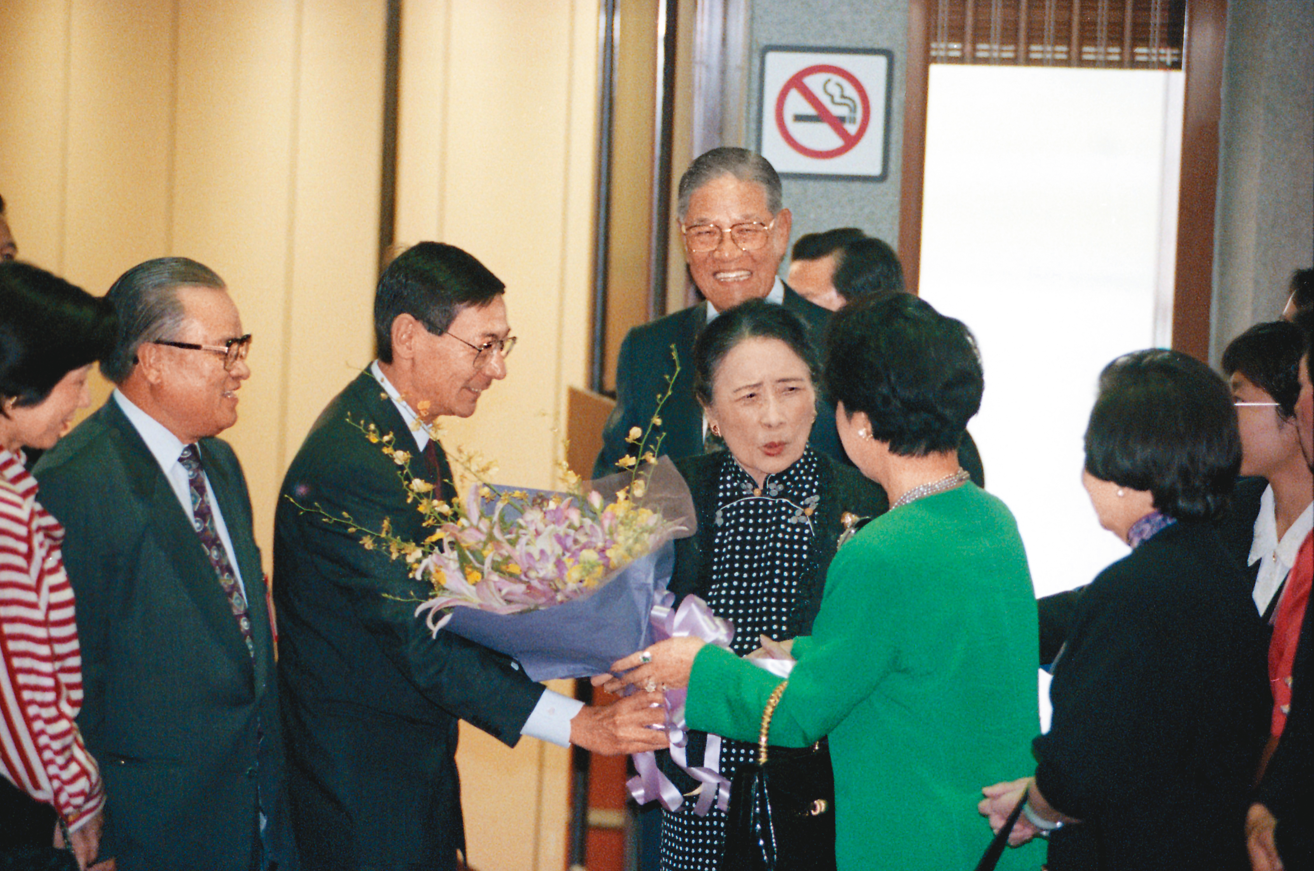 1994年,蔣宋美齡探望姪女後返美,李登輝到場送機。2人都是國民黨非主流政爭的要角。(聯合知識庫)