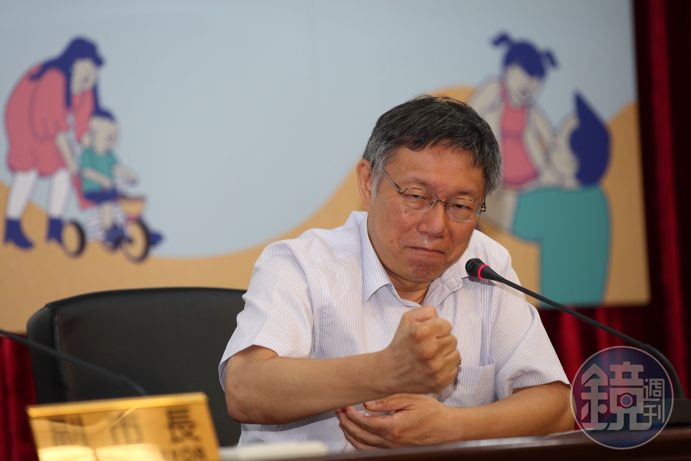 在防疫的非常時期，有人利用臉書社團有系統散布謠言，連柯文哲也被盜用名義。（本刊資料照）