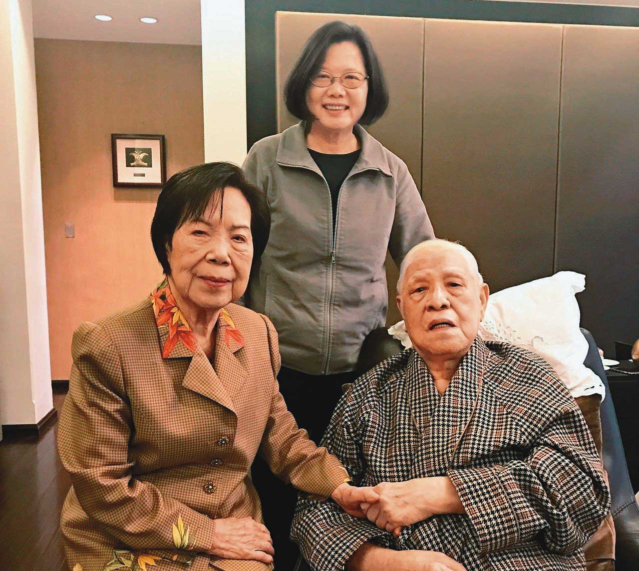2019年春節期間，總統蔡英文探視前總統李登輝夫婦，當時李登輝因摔倒住院，於農曆年前出院。（總統府提供）